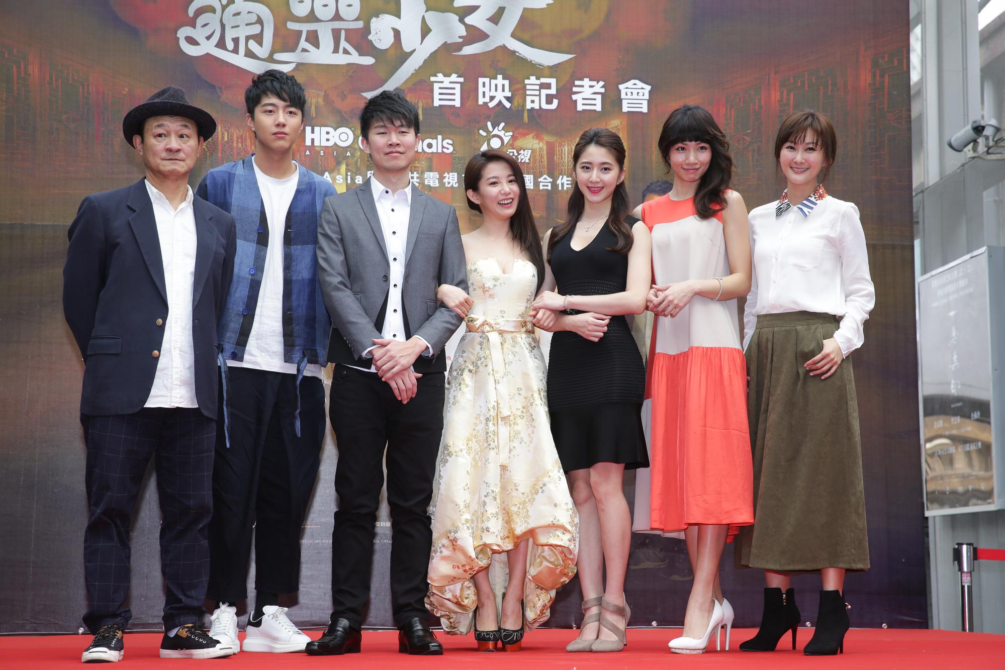 《通靈少女》29日舉行首映會,導演陳和榆率領劇中演員一同出席。(左起陳慕義、蔡凡熙、導演陳和榆、郭書瑤、謝翔雅、李千娜、陳珮騏)