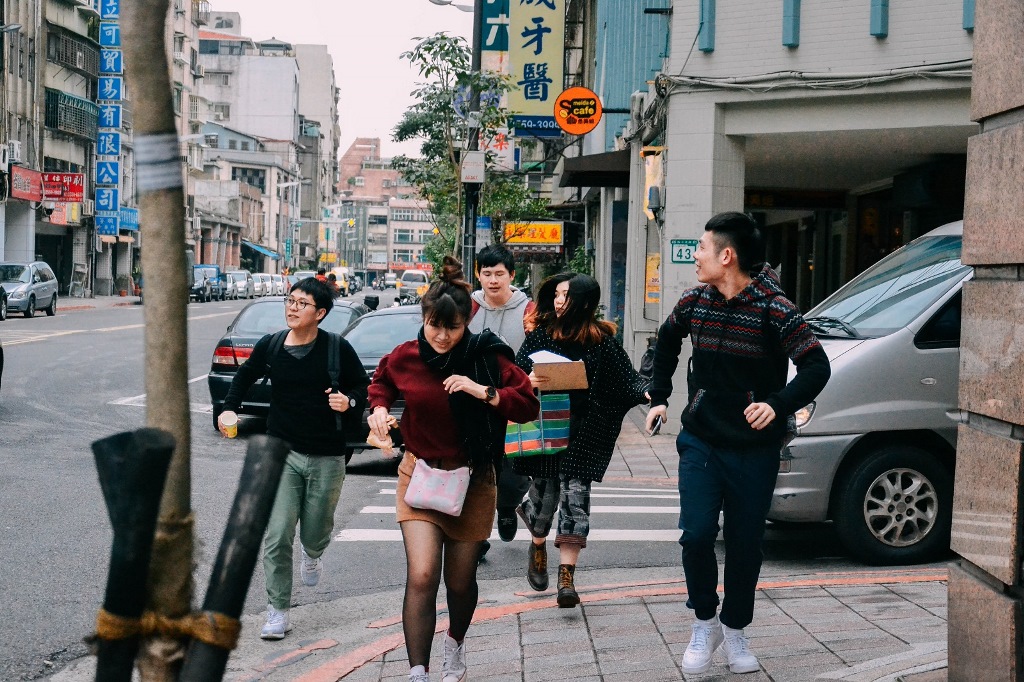 遊戲中,玩家可自由逛街吃小吃,但得在時間內完成指定任務。