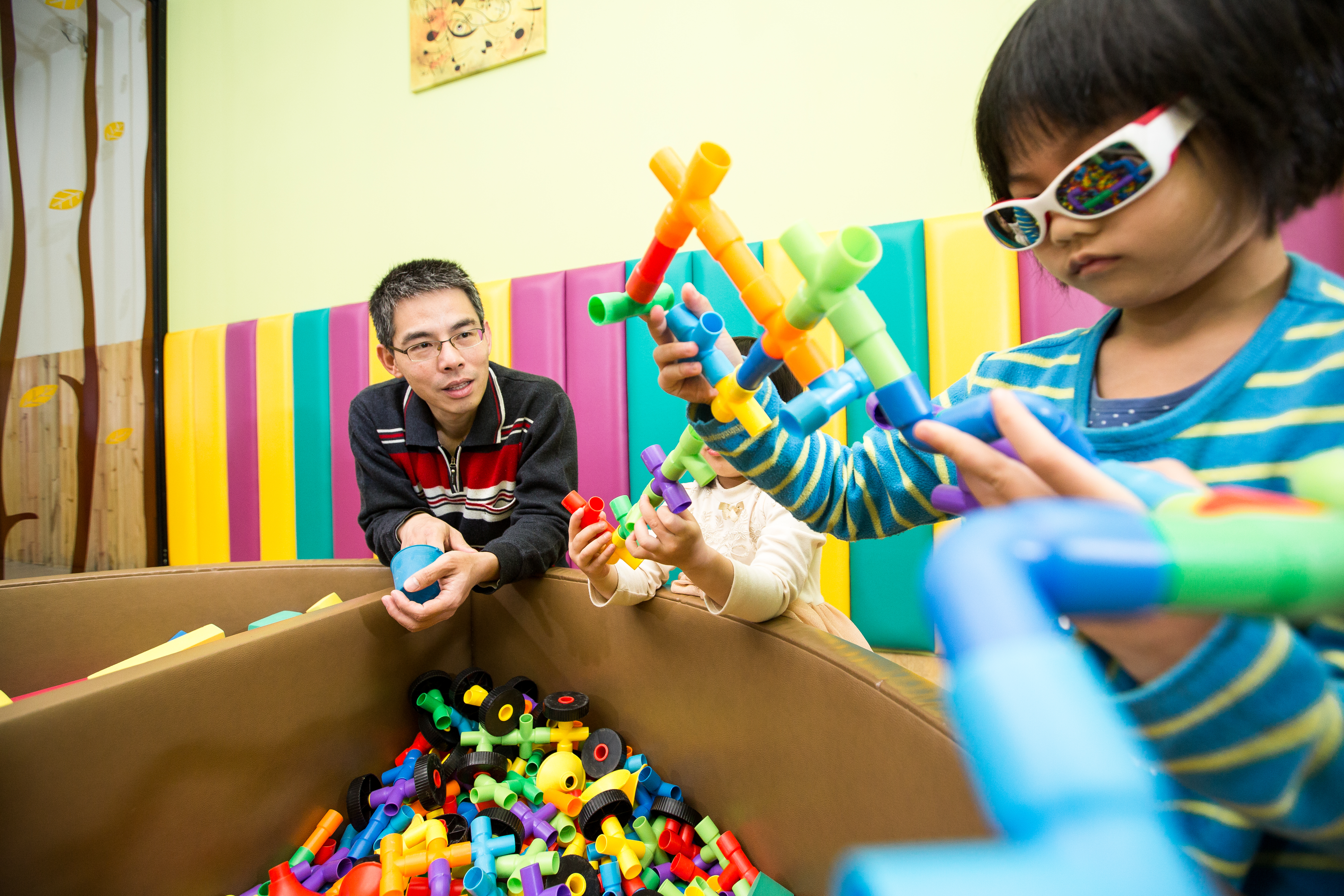 淘股網創辦人楊禮軒為了專心陪伴女兒成長，提前退休，在家當奶爸，靠每年從股市領取的百萬股息養小孩。