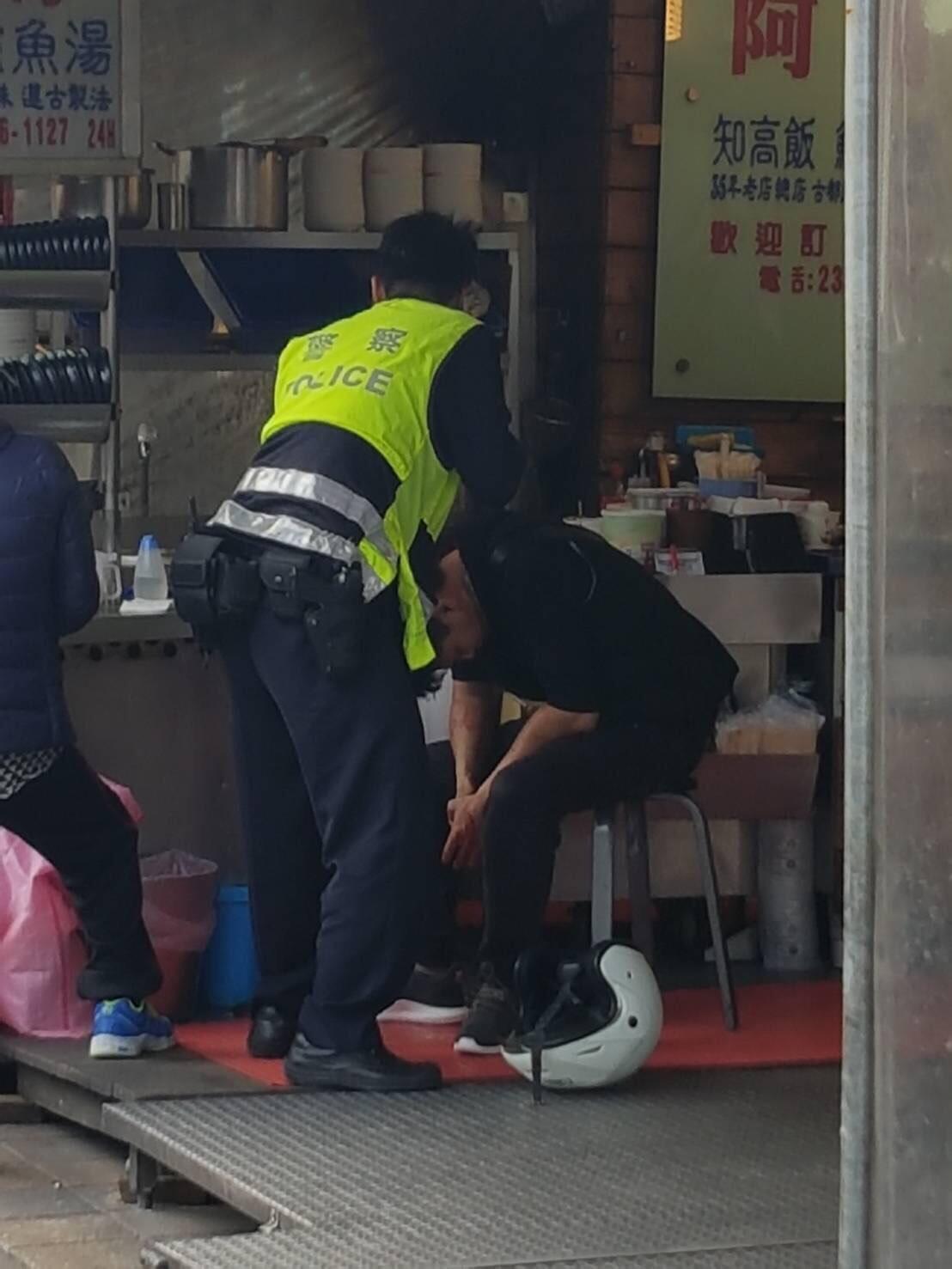 警方到場關切一名男子遭砍傷勢，並釐清鬥毆原因。