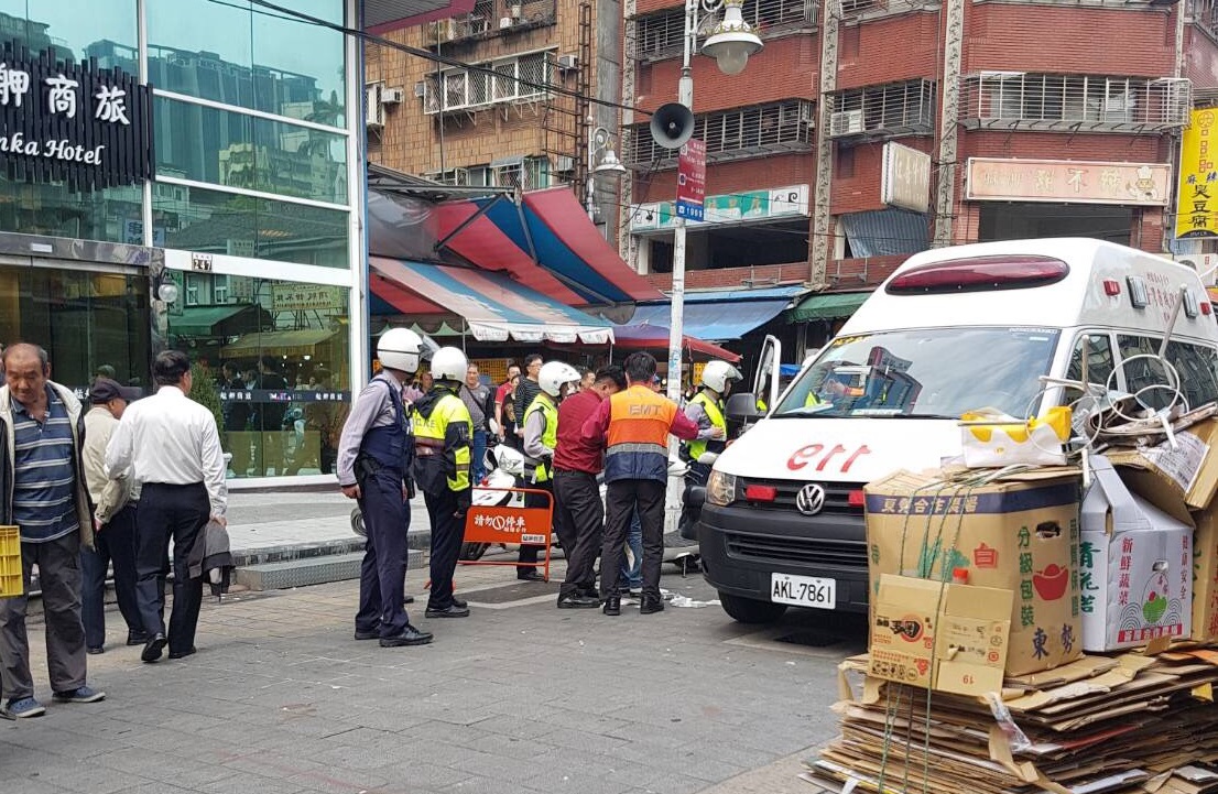 鬥毆事件發生在艋舺商旅，旁邊就是傳統市場，路過民眾目睹濺血都嚇壞了。