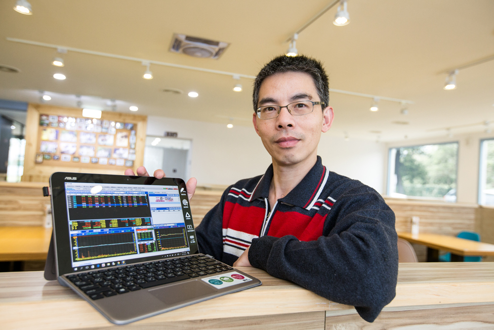 楊禮軒喜歡研究財報，經常能從財報中找出一些關鍵數字，做為買進或賣出的依據。