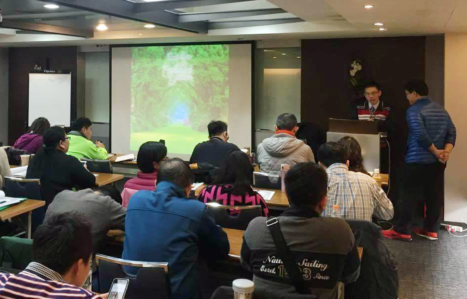 全職奶爸楊禮軒即使退休在家帶小孩，也會利用空檔當投資理財講座講師，分享自己的投資心得。（翻攝自楊禮軒臉書）