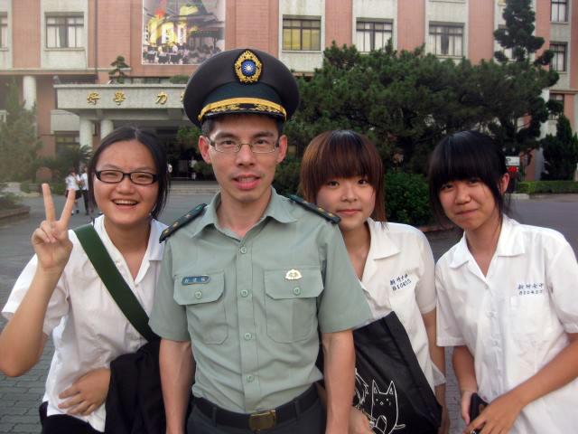 楊禮軒曾在高中、大學擔任教官，為了專心照顧、陪伴女兒成長，提前退休。（楊禮軒提供）
