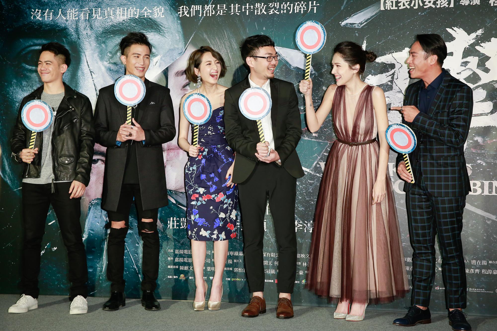 李淳（左起）、陳彥允、柯佳嬿、導演程偉豪、許瑋甯、莊凱勛參加電影《目擊者》首映。