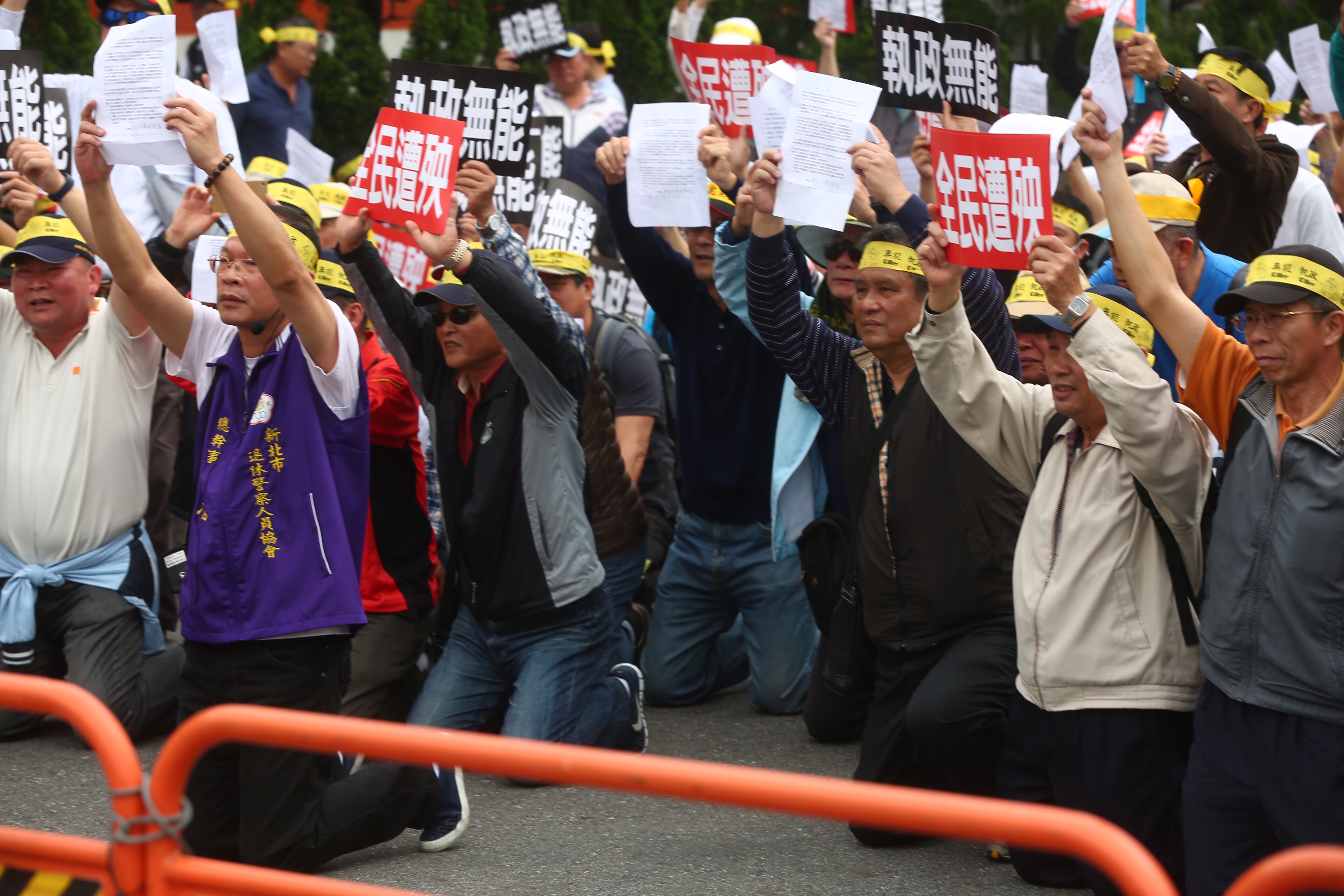 退休警消一早到大直忠烈祠外下跪陳情,並認為年金改革已經違法違憲。