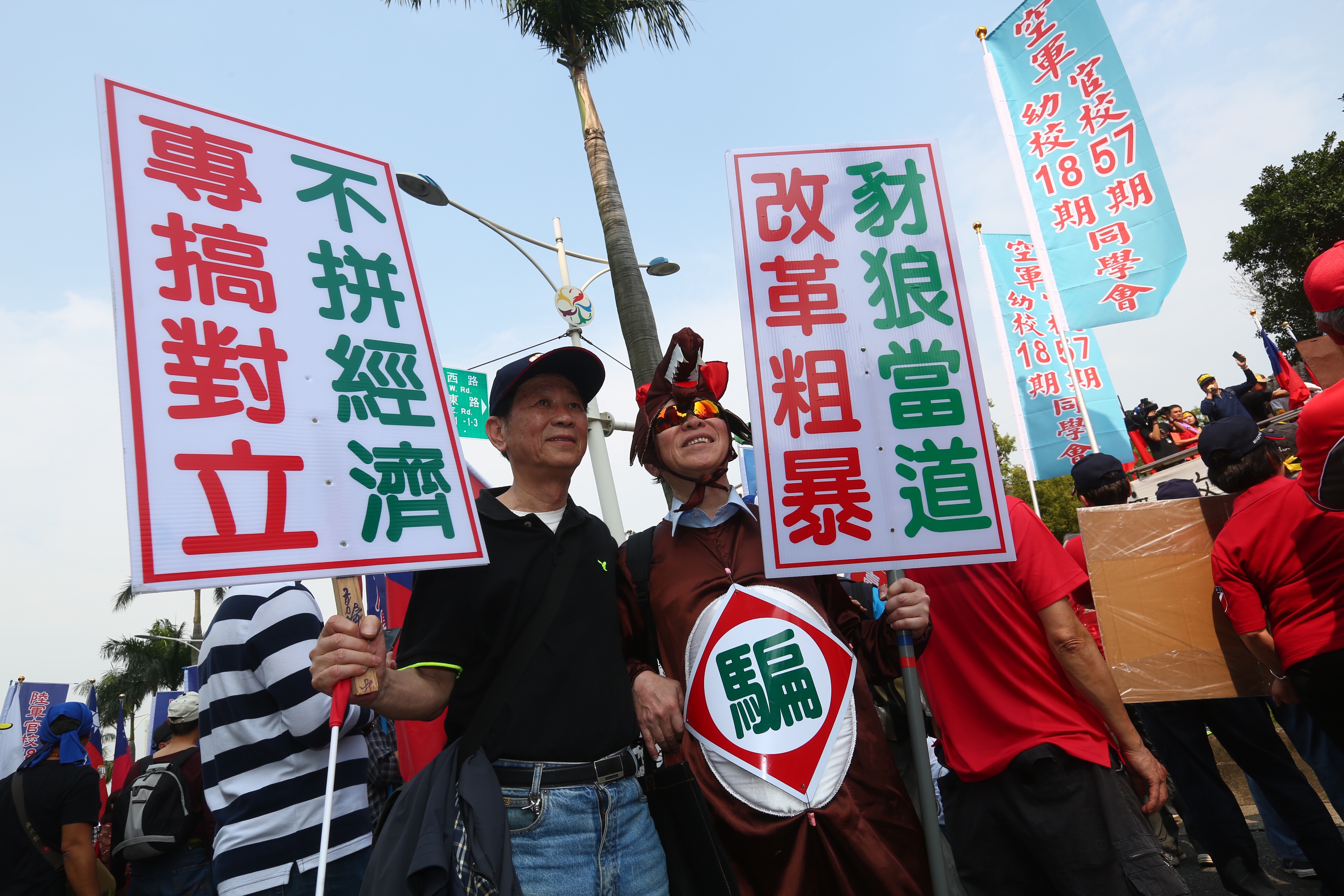 台灣警消聯盟發起反年改遊行，參與民眾製作標語表達心聲。