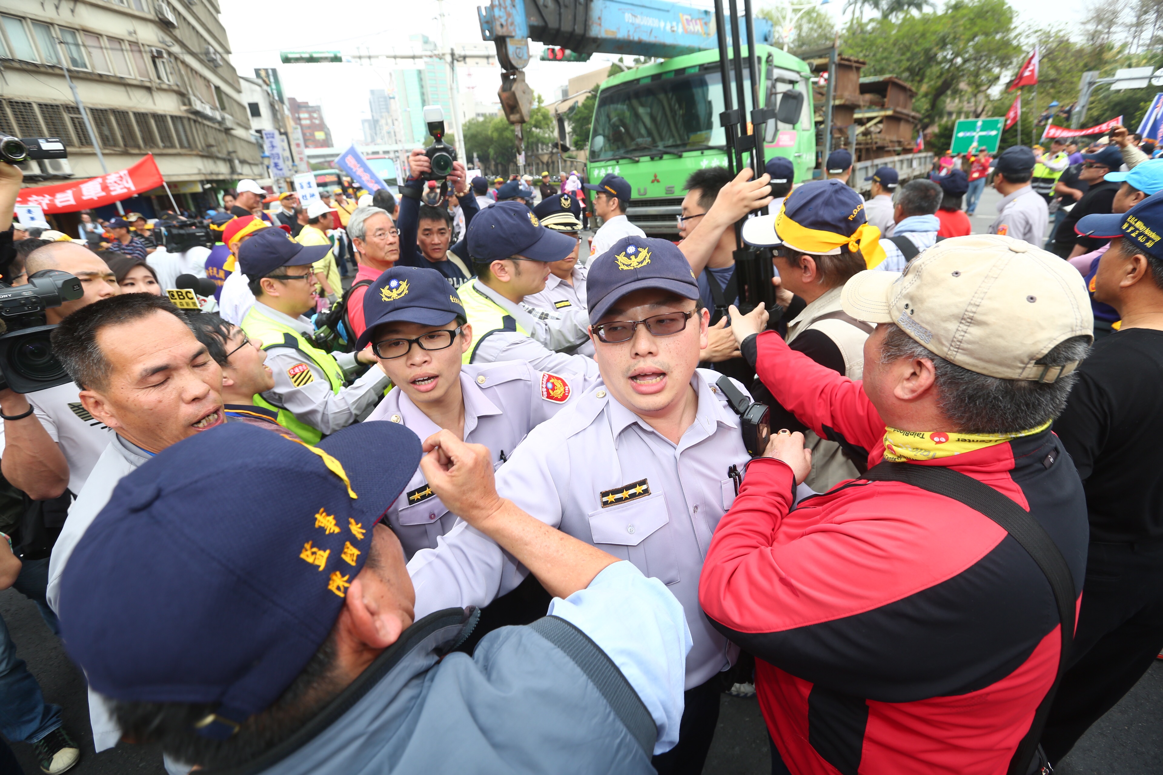 台灣警消聯盟3月29日下午在台北市遍地開花抗議,群眾一度佔領中山南路和忠孝西路口癱瘓交通。