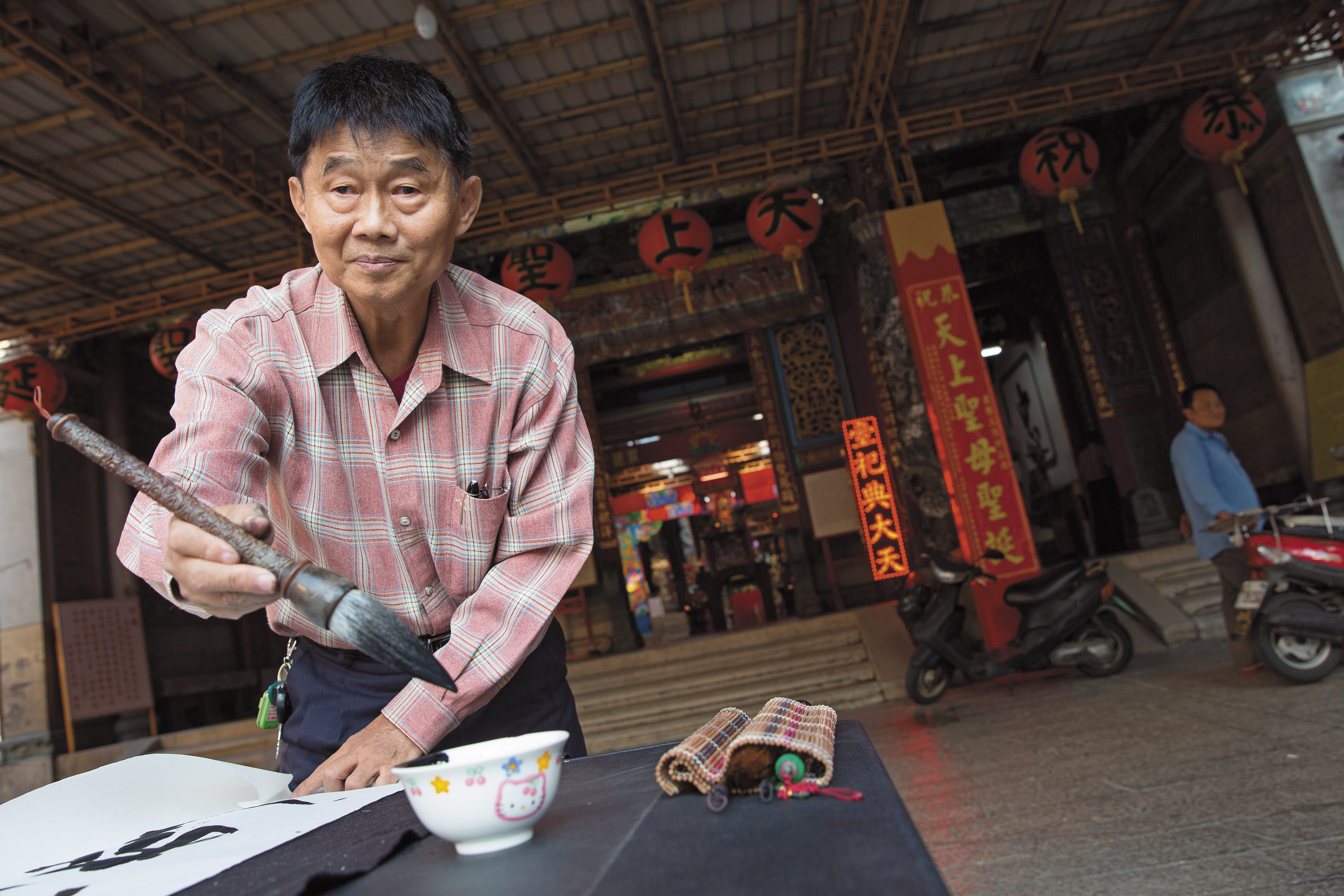 劉崑泉早年受母親壓迫，長年負擔家計，直到退休後，重拾藝術創作，還考上街頭藝人，跑去各古蹟擺攤，寫書法或是表演樂器。