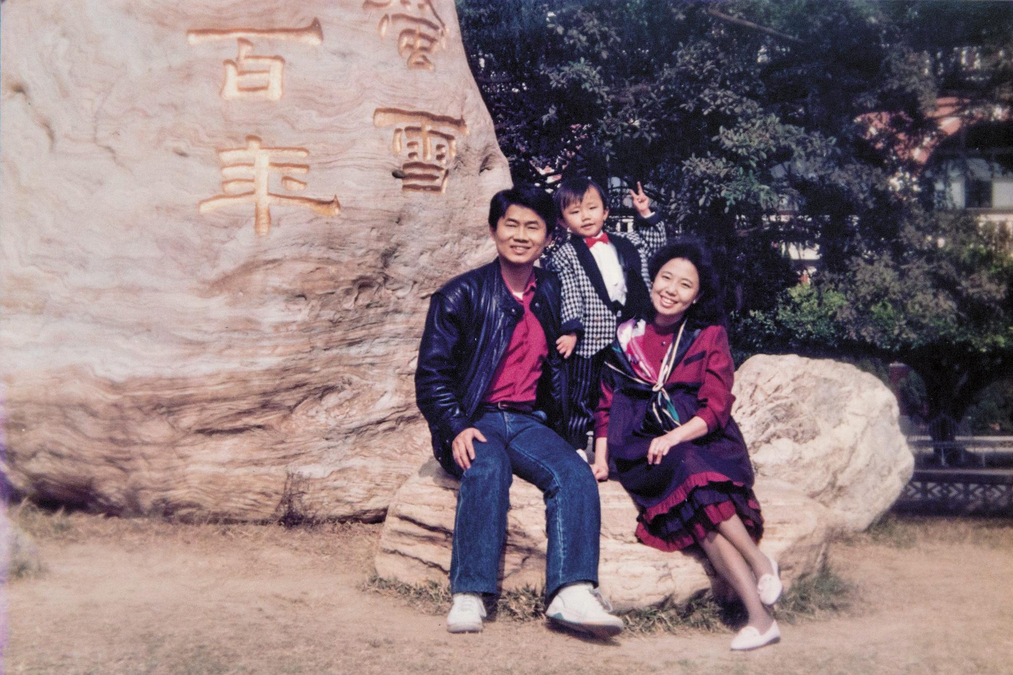 童年受虐的劉崑泉（左），始終嚮往著和諧甜蜜的家庭，年輕時，相親100多次，才遇到真命天女（右）。（劉崑泉提供）
