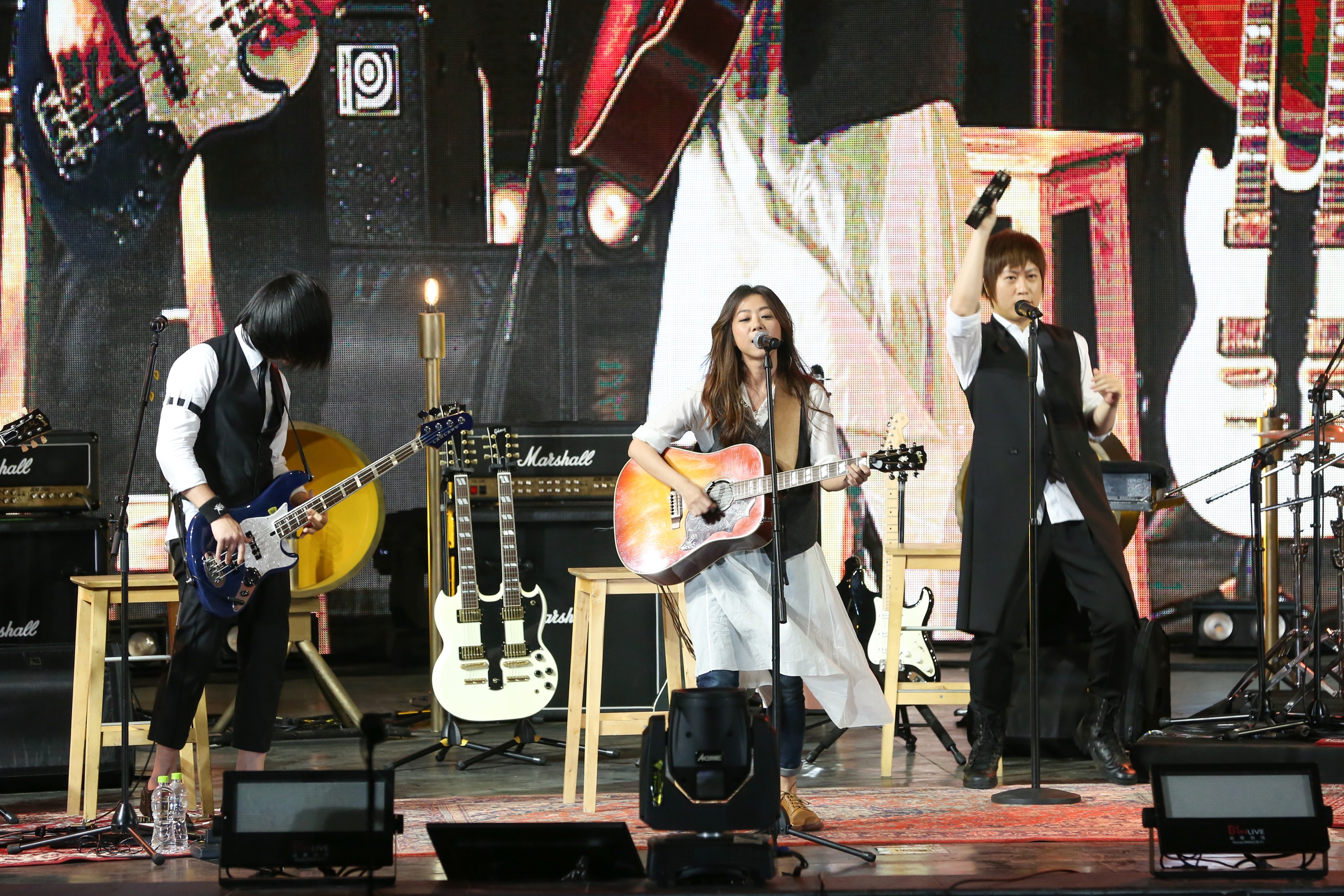 五月天當著陳綺貞面開18禁玩笑，還好她聽不太懂。