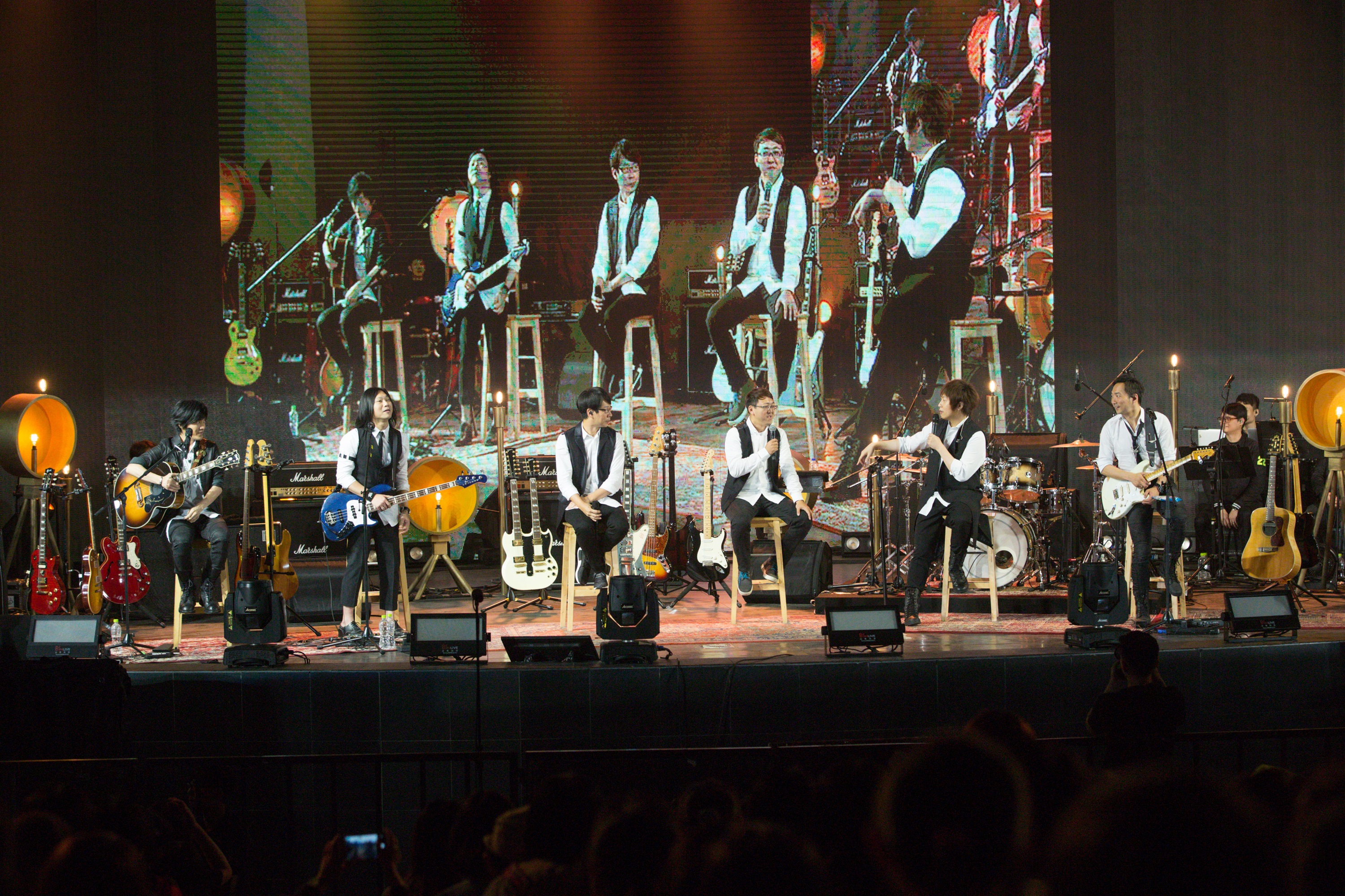 五月天重返大安森林公園開唱，經典曲目從第一張專輯開始唱起。