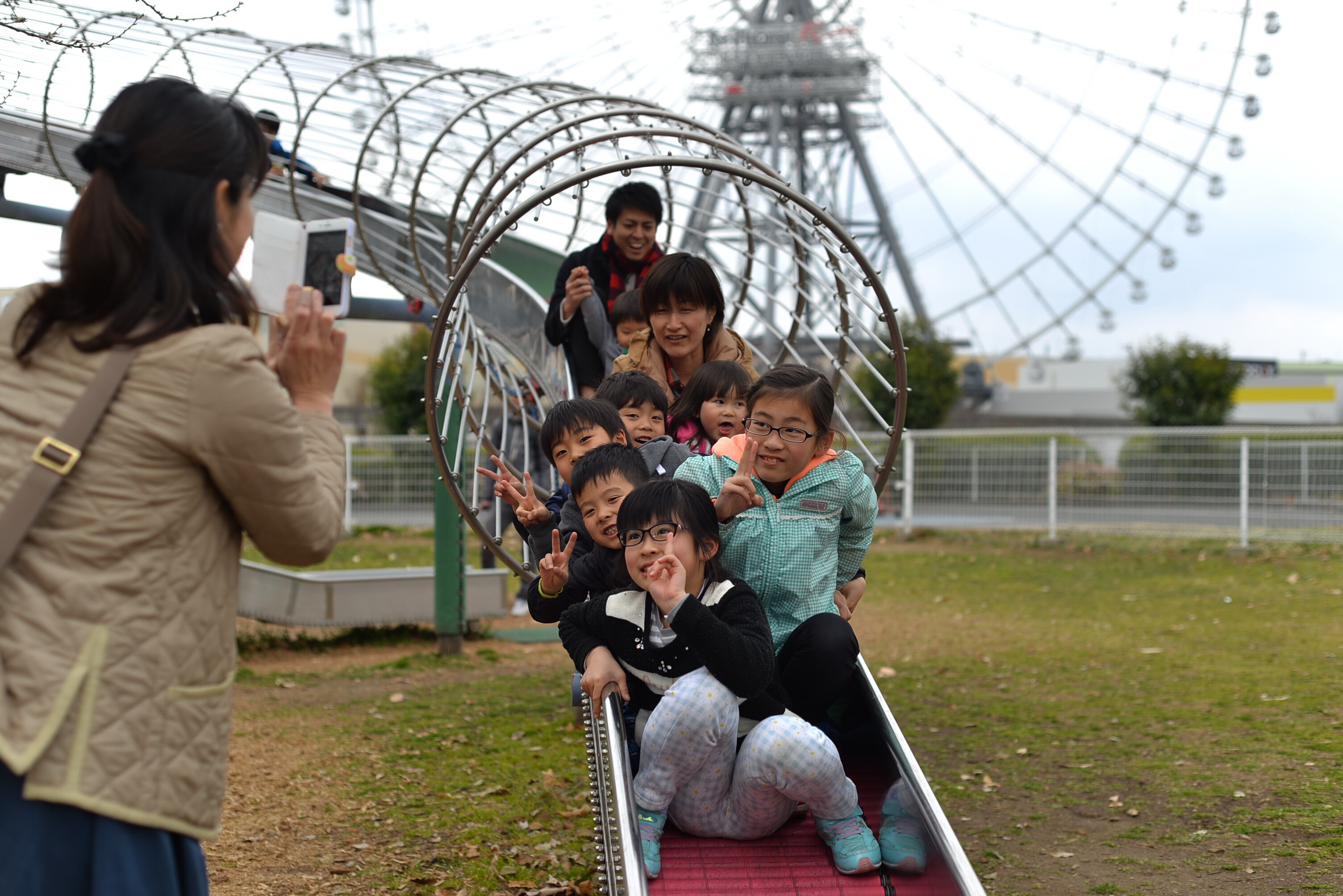 一群小孩在大阪萬博紀念園遊玩。（東方IC）
