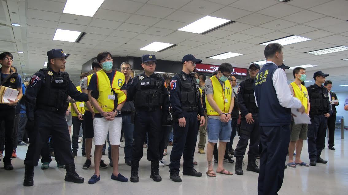 警方將詐騙嫌販集中在機場,由移民署協助清點人數。