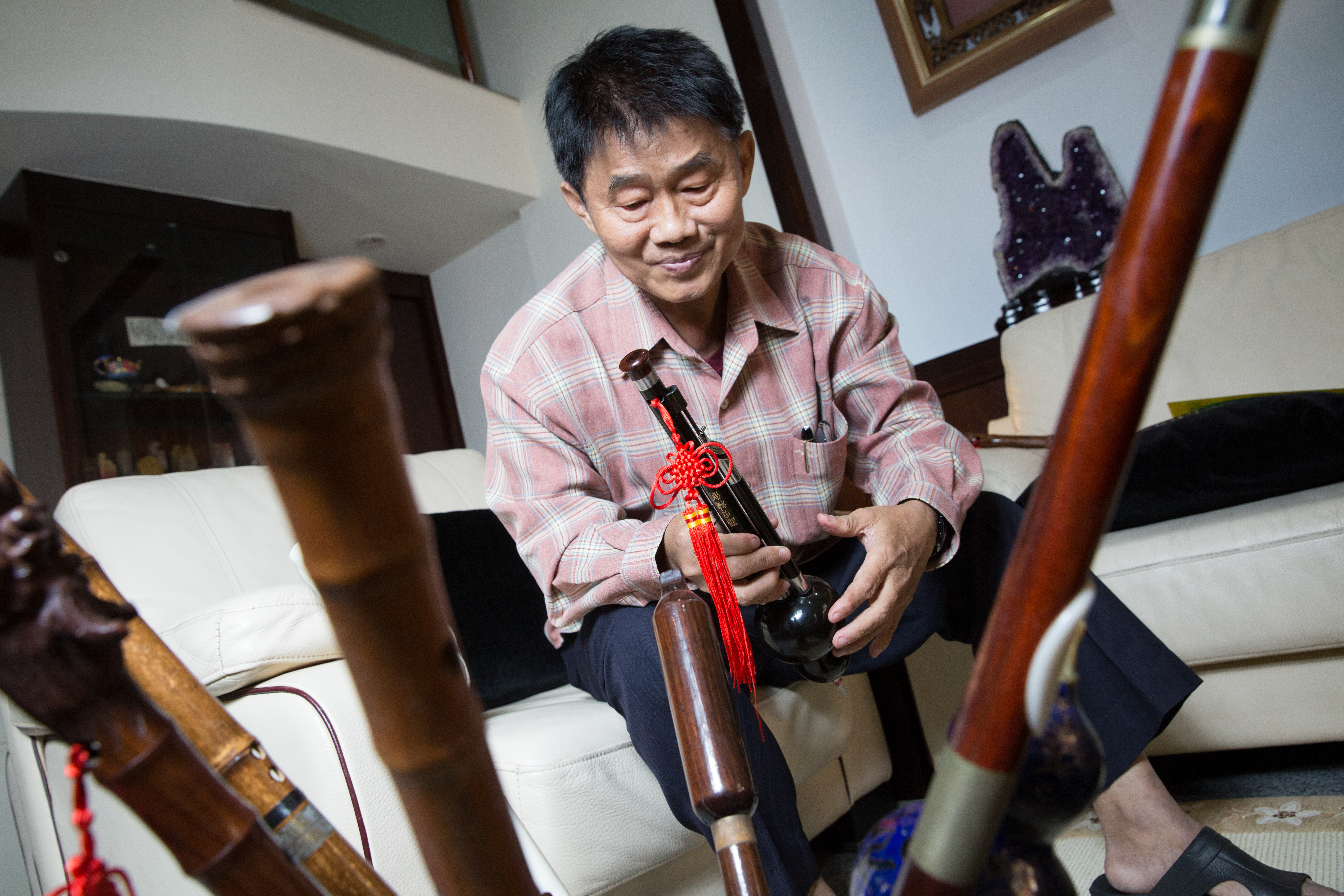 搜羅了許多傳統樂器，劉崑泉自豪自己樣樣精通。