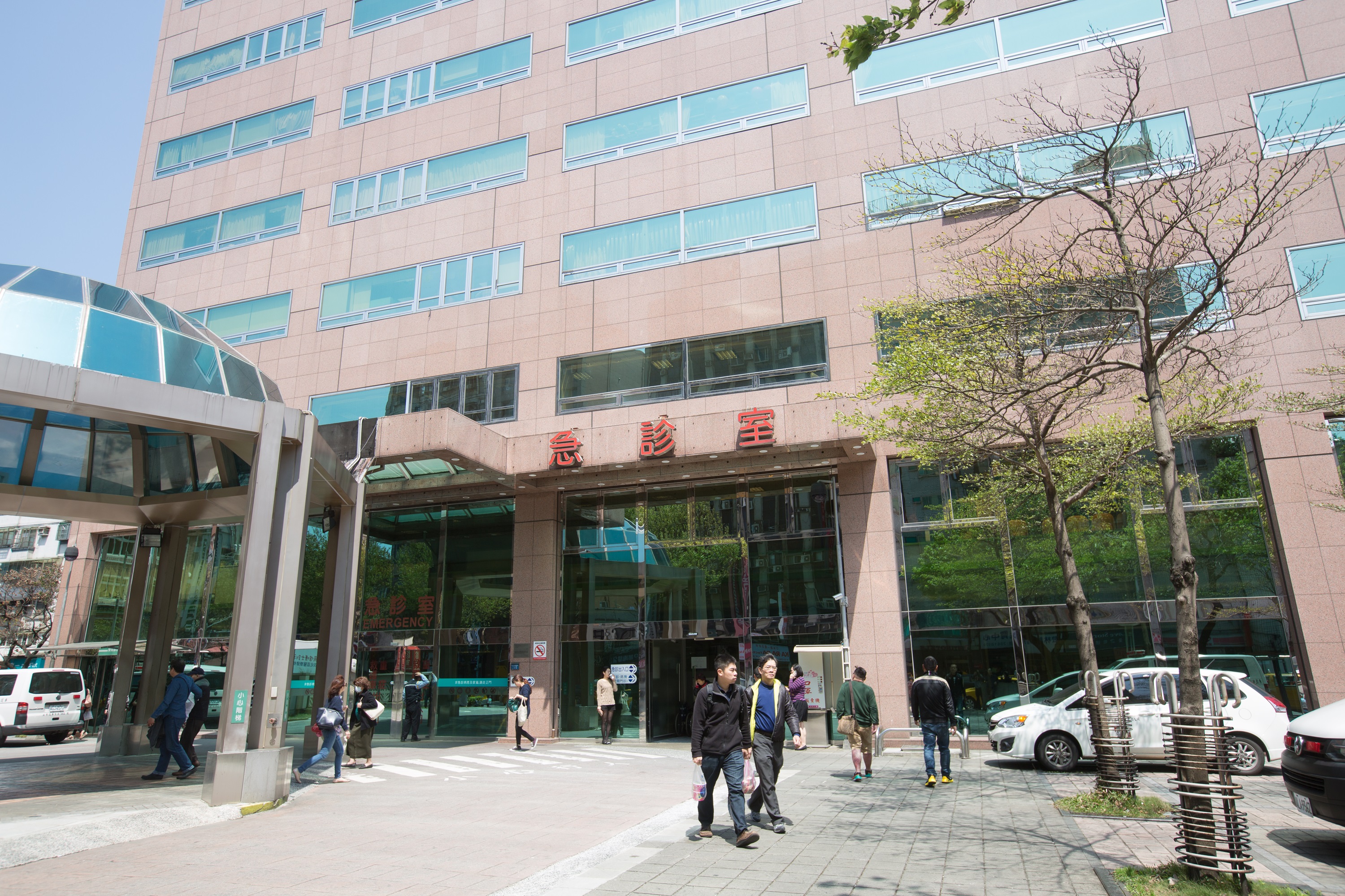 尊榮人本禮儀公司向馬偕醫院租借冰櫃，並約定要將代收費用完整交付，卻多收少報侵吞公款。圖為馬偕醫院急診室。