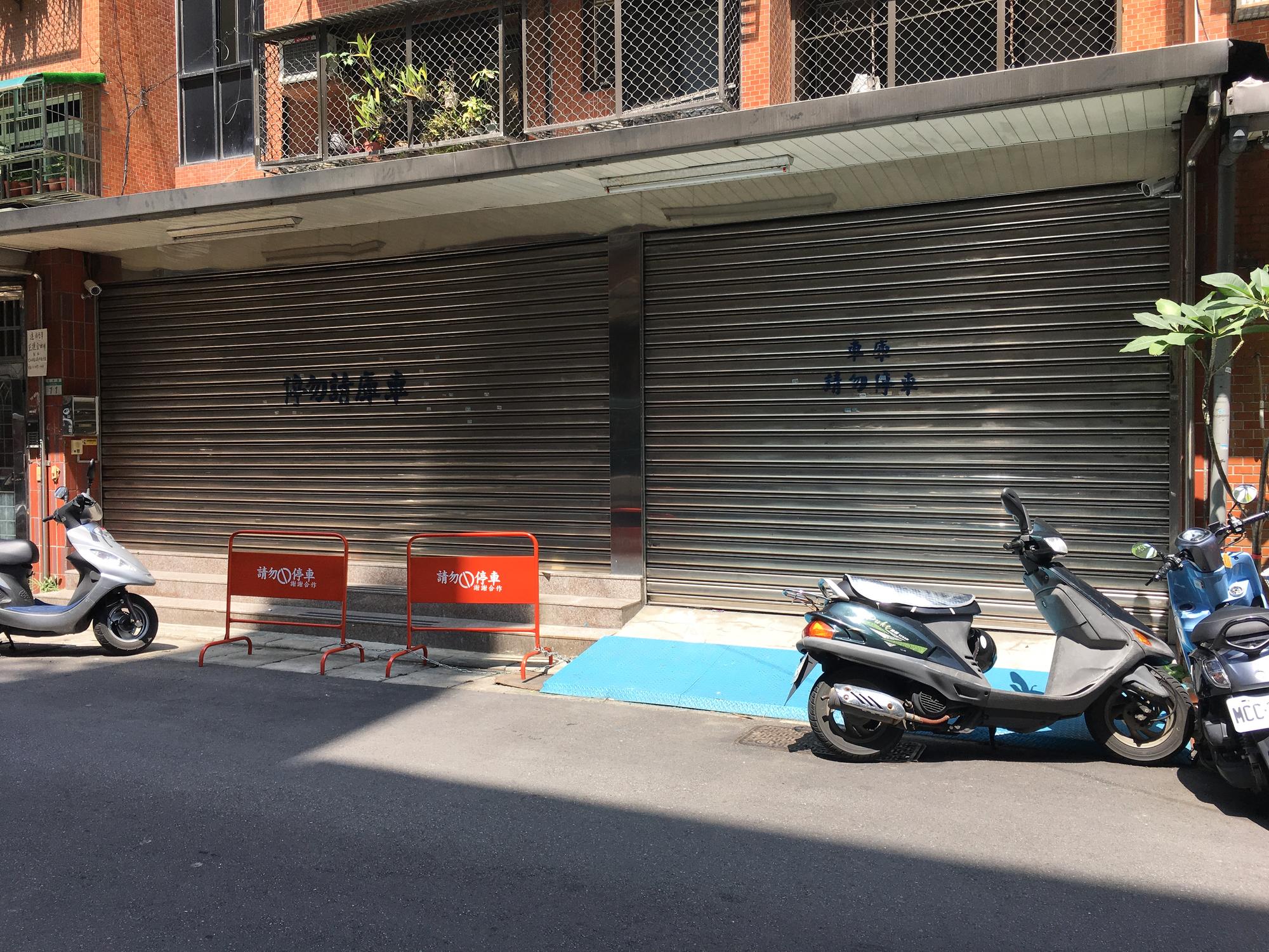 循線到尊榮人本的地址，鐵門卻拉下來，外頭也沒有招牌。