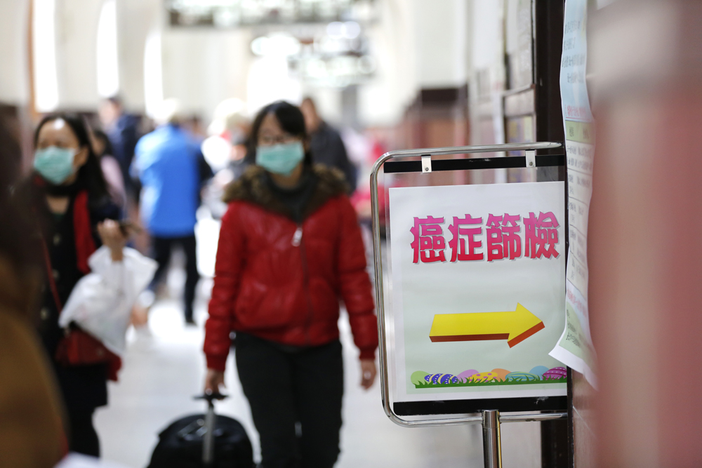 癌症列為重大疾病險理賠項目之一，但治癒率高的原位癌不列入理賠。（示意圖，非當事人）