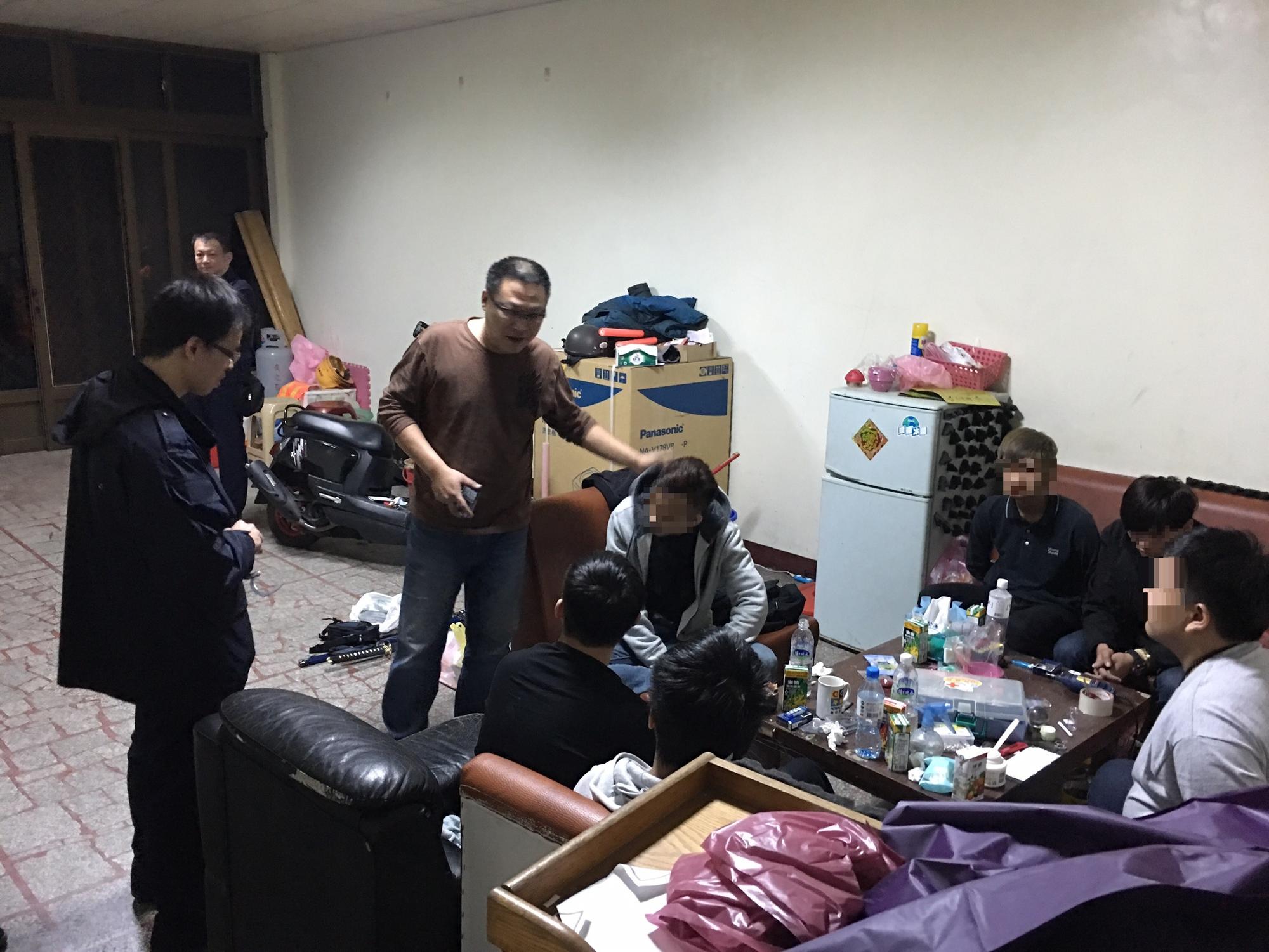 警方尋線來到詐騙集團聚點的透天厝時,詐騙集團成員正在吸毒開慶功宴。