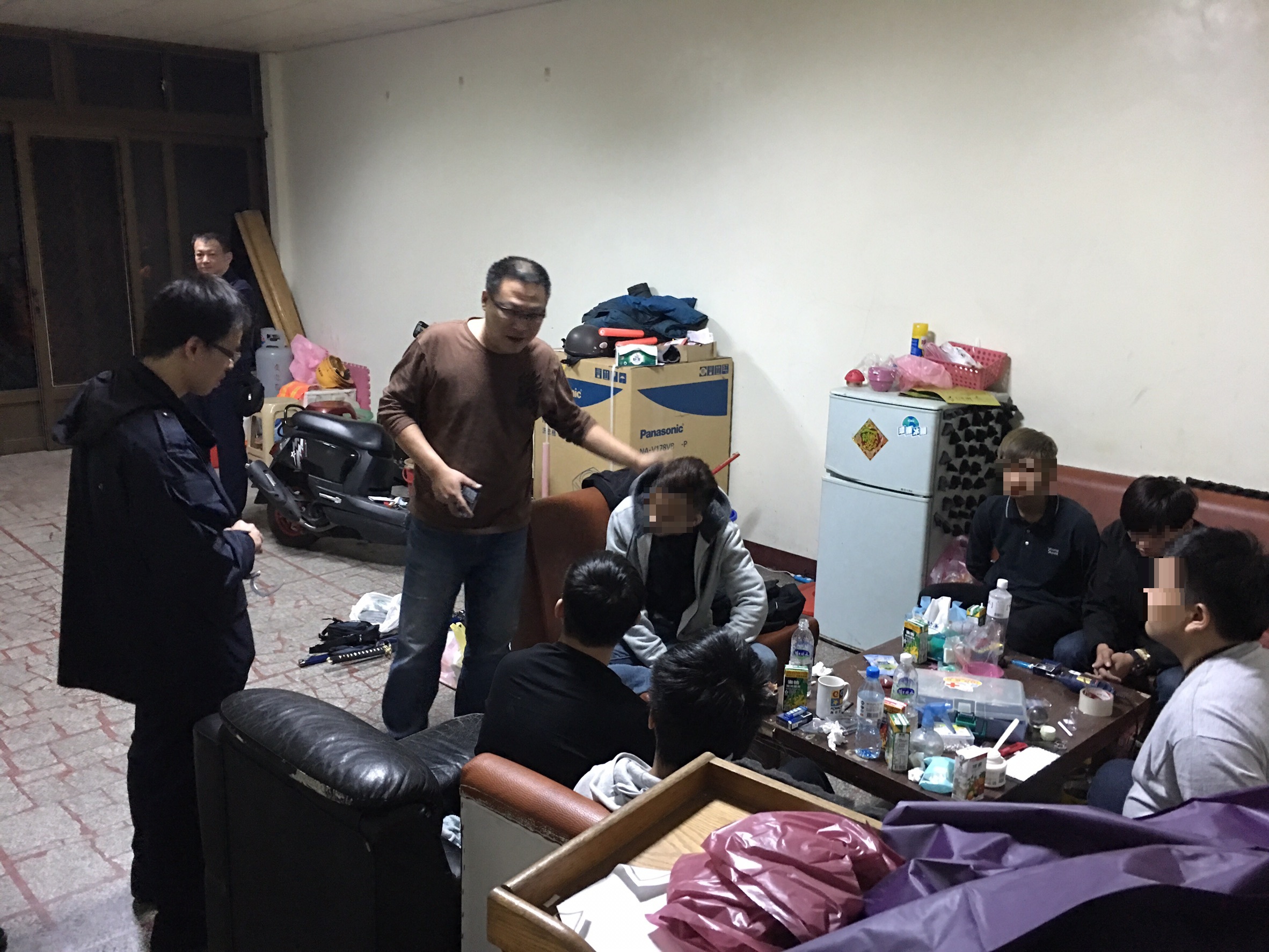 警方尋線來到詐騙集團聚點的透天厝時，詐騙集團成員正在吸毒開慶功宴。
