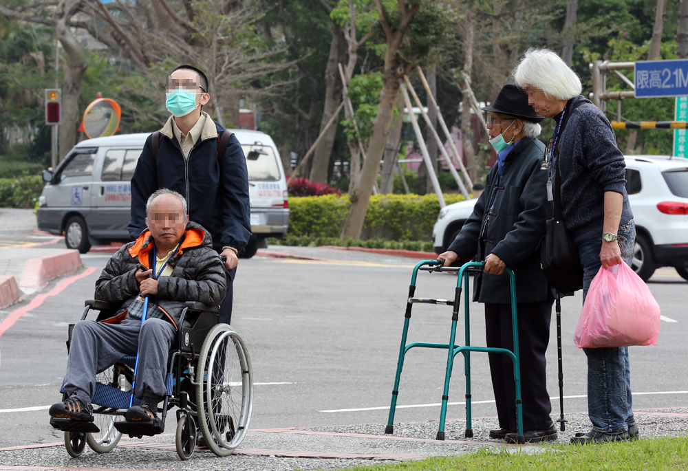 重大疾病險近年有相同類型的保單推出，包括特定傷病險、重大傷病險，主要差別在於保障範圍和保費。（示意照片，非當事人）