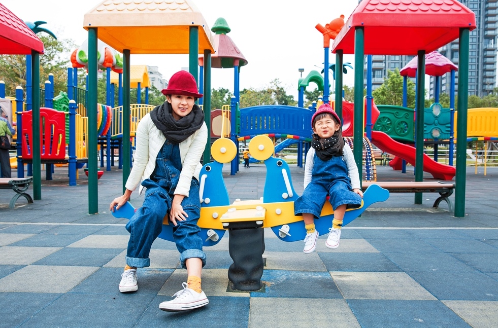 媽媽：紅色圓帽，購於高雄小店，NT$250。黑色圍巾，購於小店，NT$290。羽絨外套，購於韓貨店，NT$2,980。丹寧吊帶褲，購於FB社團轉一個圈圈，NT$2,590。襪子，購於小店，NT$39。CONVERSE球鞋，NT$1,250。萌萌：紅色毛帽，購於小店，NT$490。點點圍巾，購於小店，NT$290。ZARA長袖薄T-Shirt，NT$290。丹寧吊帶褲，購於韓貨店，NT$690。襪子，購於小店，NT$39。CONVERSE球鞋，NT$1,250。