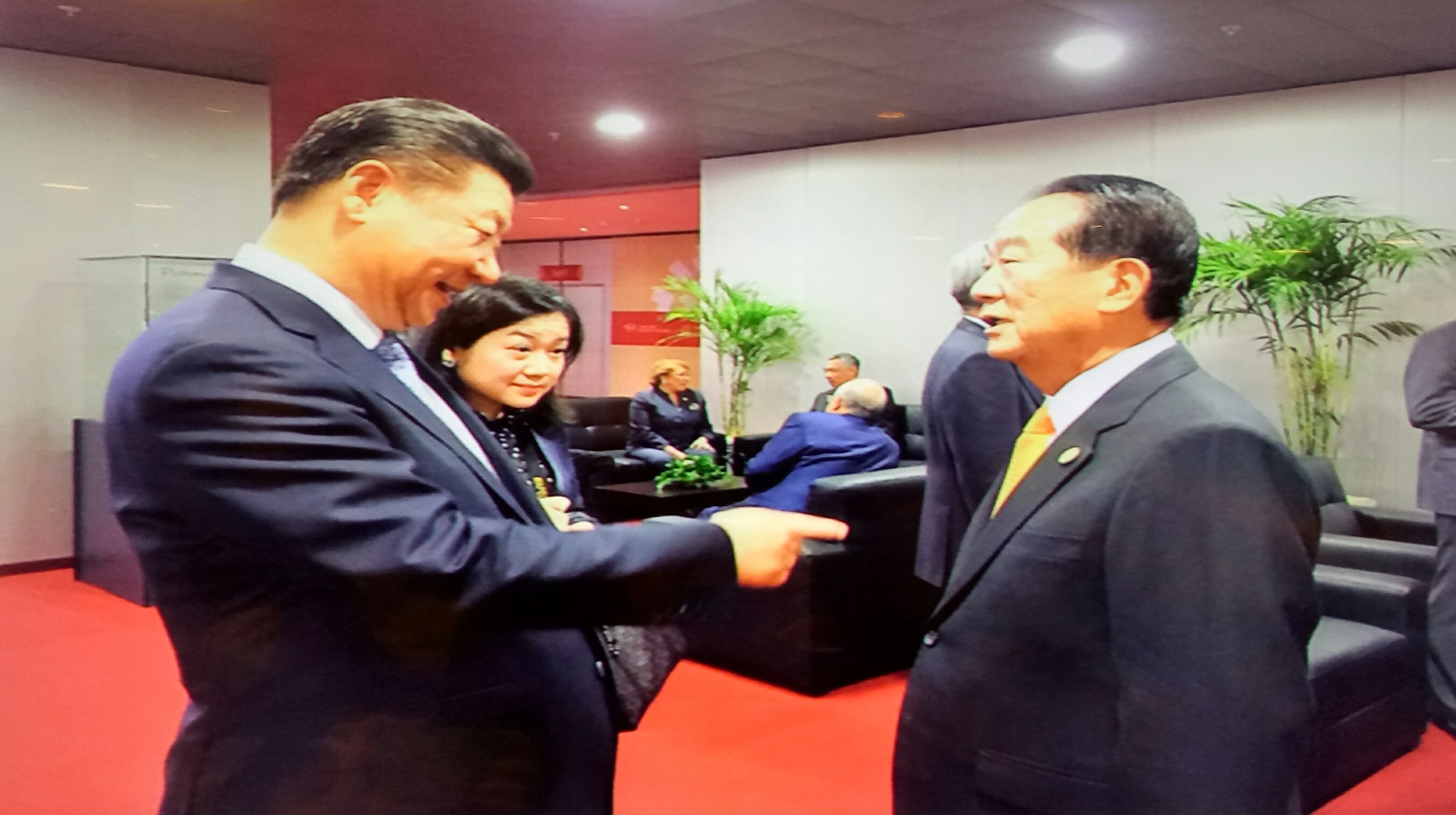 宋楚瑜秀出與中國國家主席習近平寒暄時的照片,習指著宋的領帶,認出這是2014年宋習會時的同一條橘色領帶。