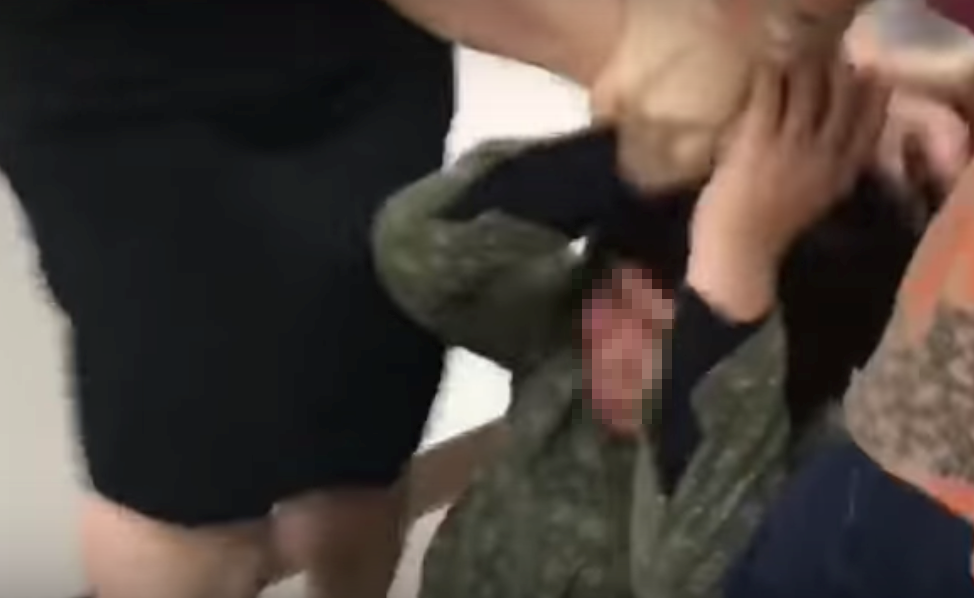 女仲介不僅毆打移工，在勞工局開協調會時，更出手毆打陪同移工前來開會的協會人員，伸腳猛踹、巴頭等樣樣都來，相當兇悍。