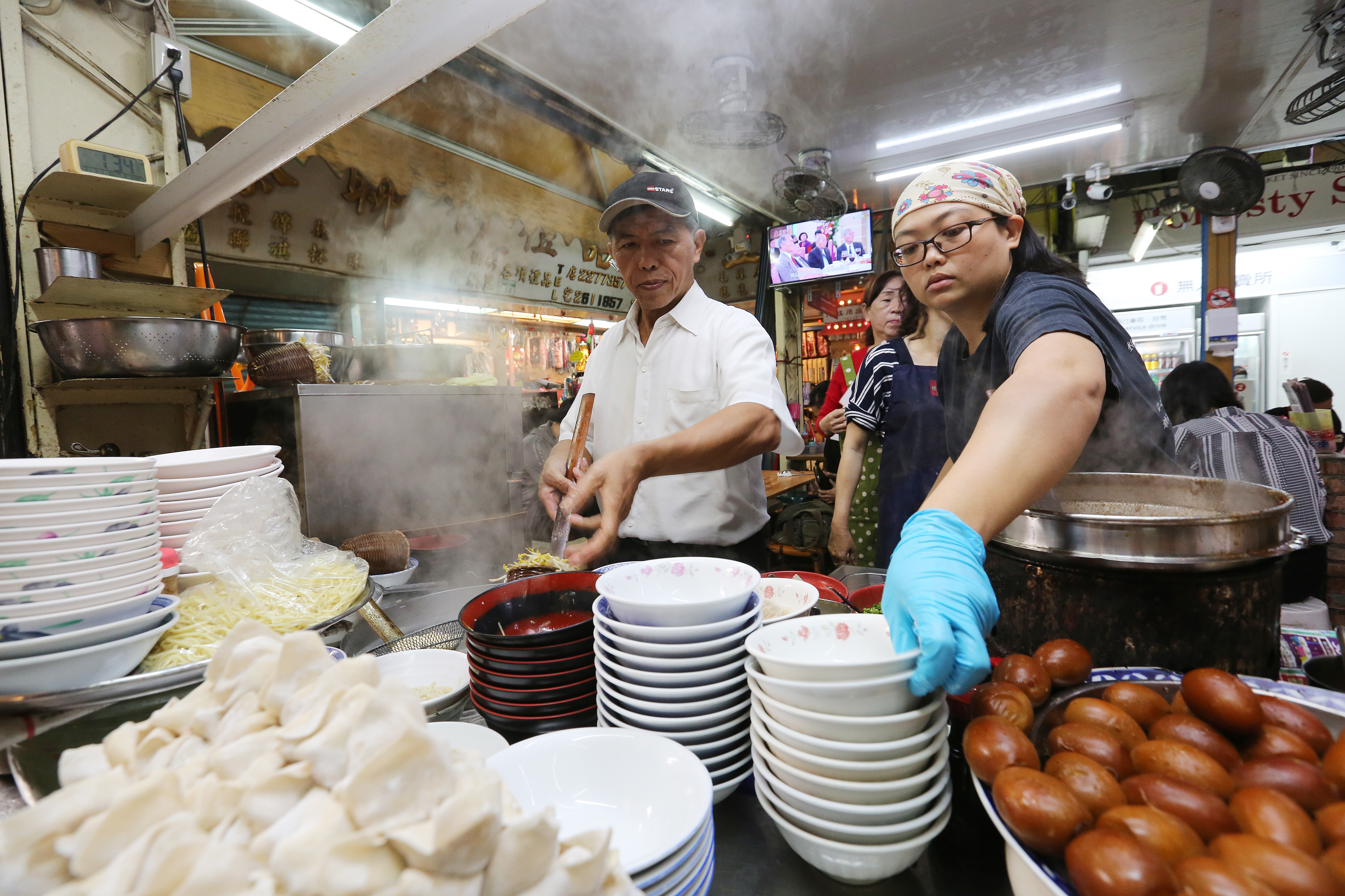 8年前葉瑞榮（圖左）的太太過世後，女兒葉怡孜（圖s右）辭去電子公司的工作，回家當父親的左右手。