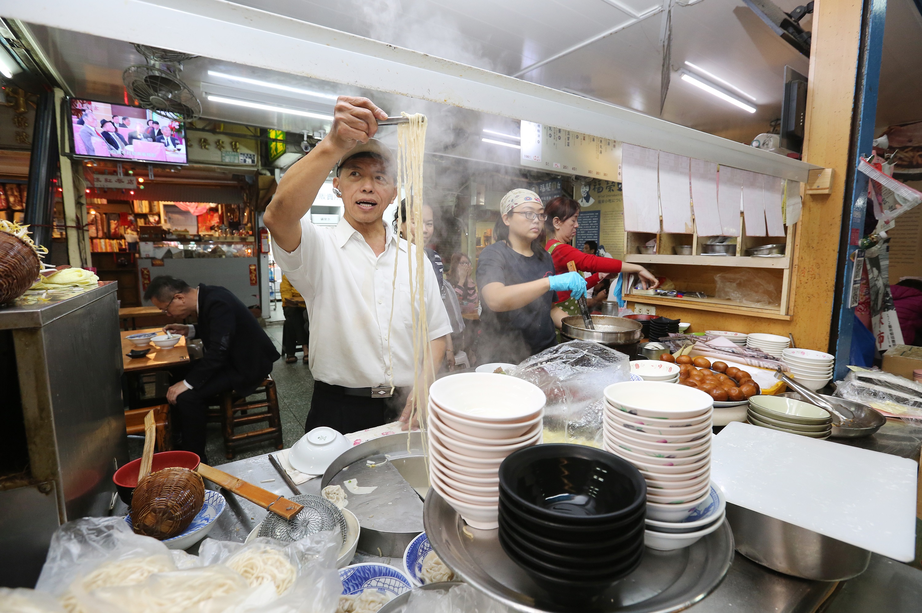 福榮小吃阿瑞意麵第三代老闆至今仍天天製麵，也大方傳授教人。