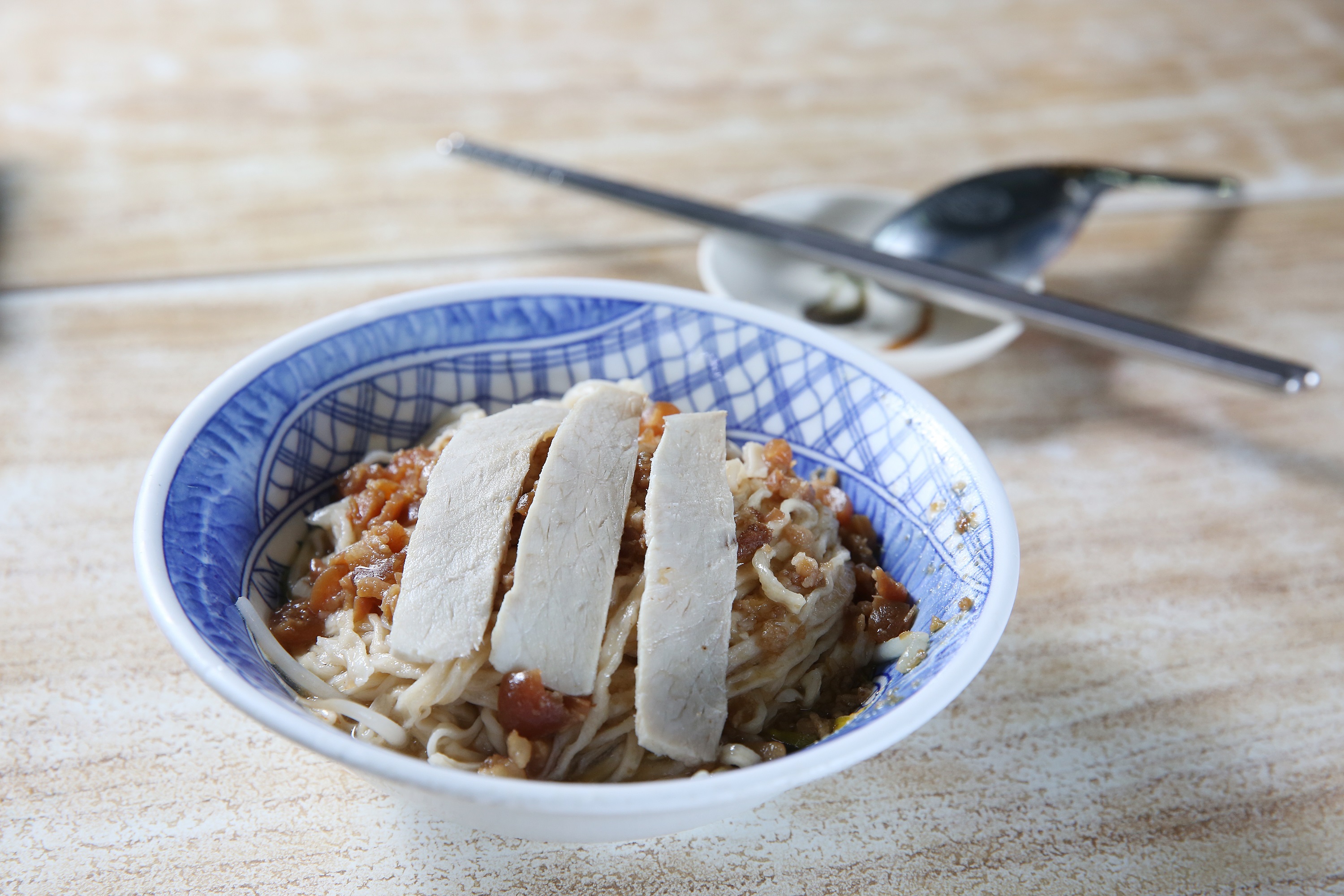 葉家意麵上頭的肉燥，鹹香不油膩，連頂鮮101餐廳都跟葉瑞榮學做法。（乾意麵40元／碗）