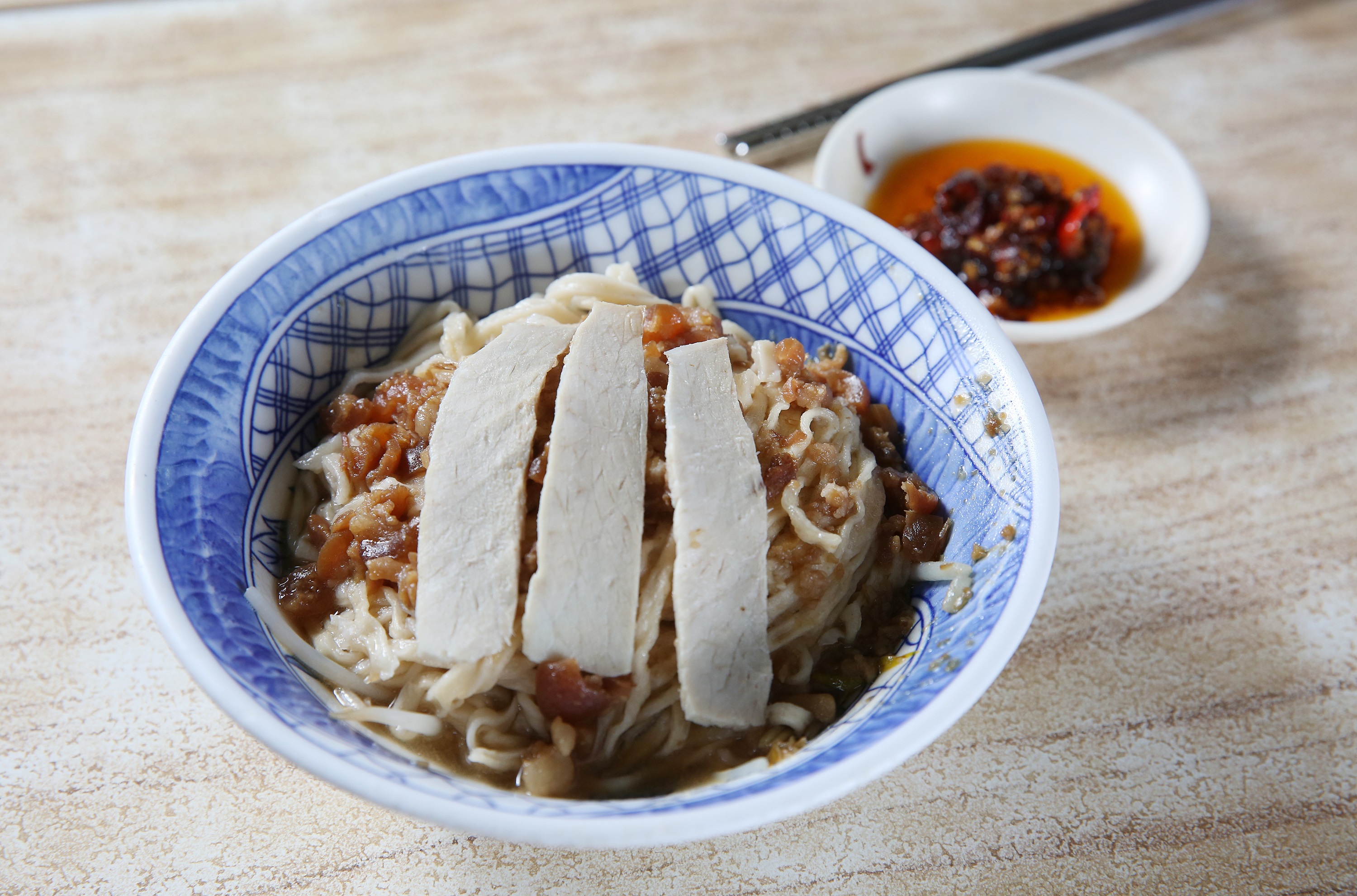 台南意麵是出名的在地小吃，要辨別麵條有無膨鬆劑，老店老闆教大家輕鬆分辨。