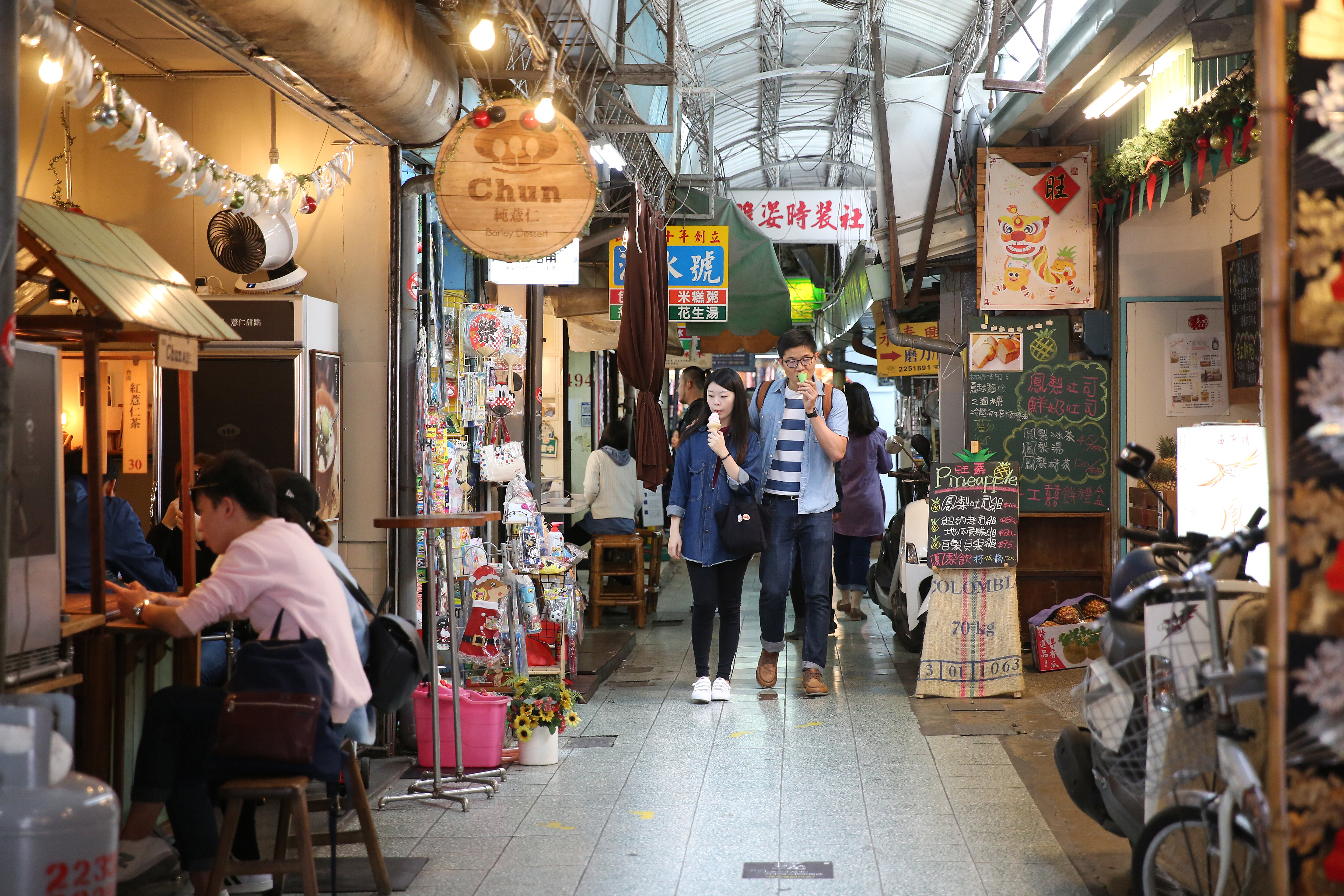 大菜市因進駐年輕攤商，有了新氣息，老店也再度湧現人潮，而且臉孔年輕許多。