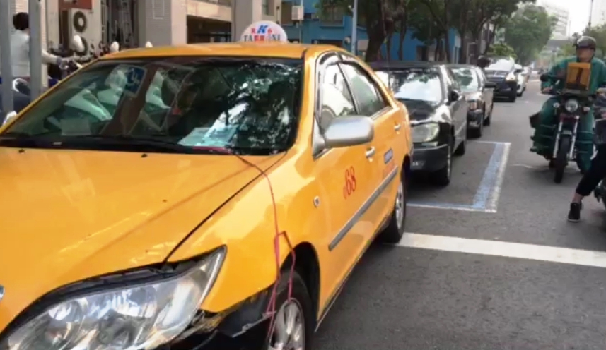 汪男在計程車上反嗆蔡父卻遭刺死， 車上血跡斑斑。