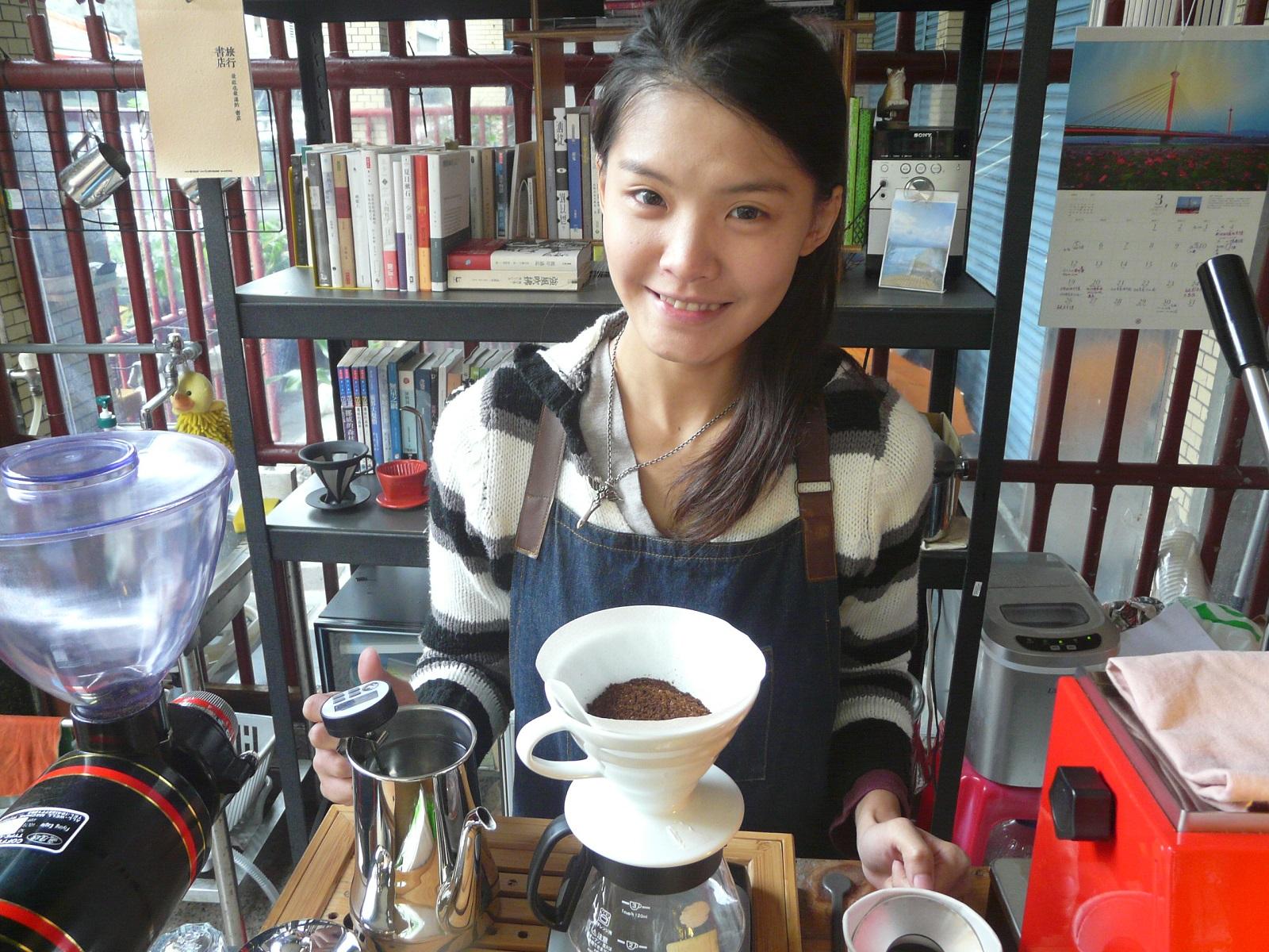 楊詩羽歡迎旅人來「閱啡」喝杯手沖咖啡，聊聊書本的故事。