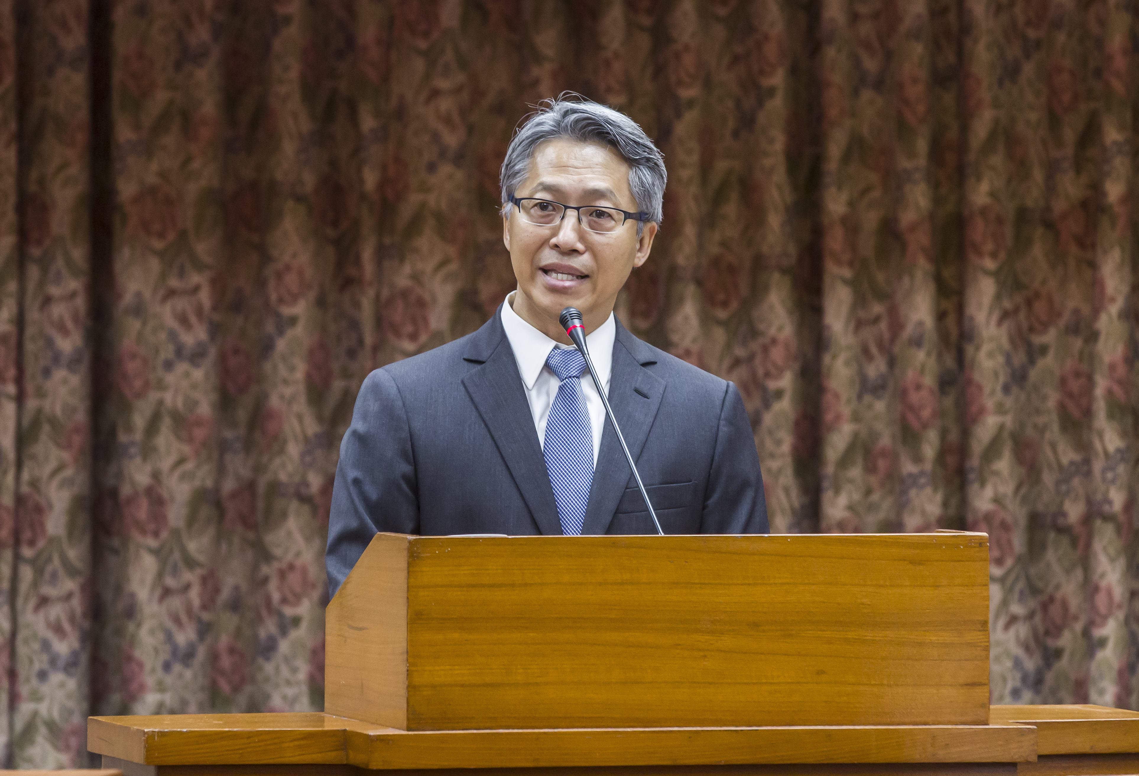 新院長廖俊智多次在內部會議中耳提面命，要求各主管「與企業界接觸要謹慎，雖可募款，但要找『適當』的企業！」