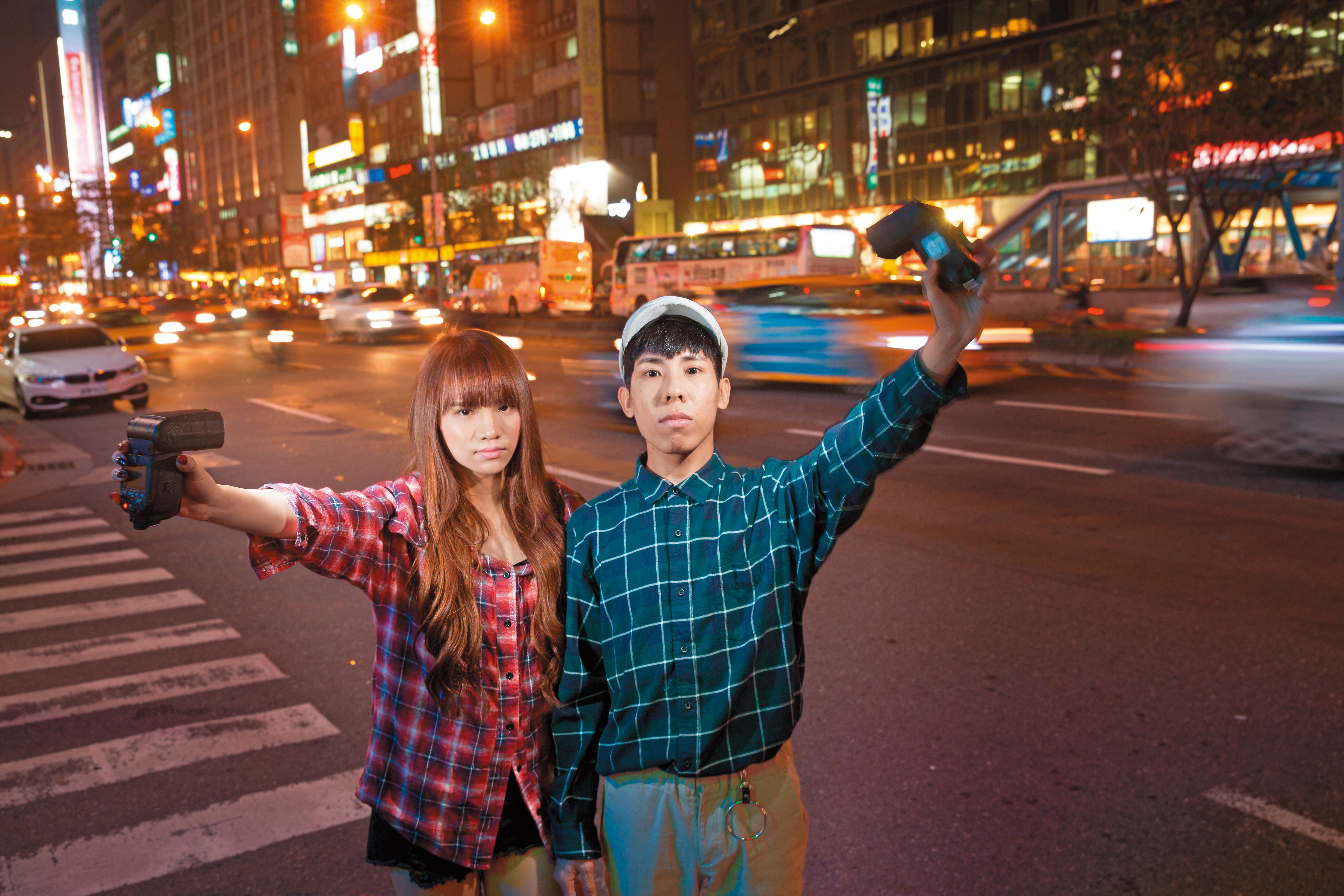 網紅經常從個體戶做起，自己拿聚光燈照亮演藝路。右為林進，左為小A辣。