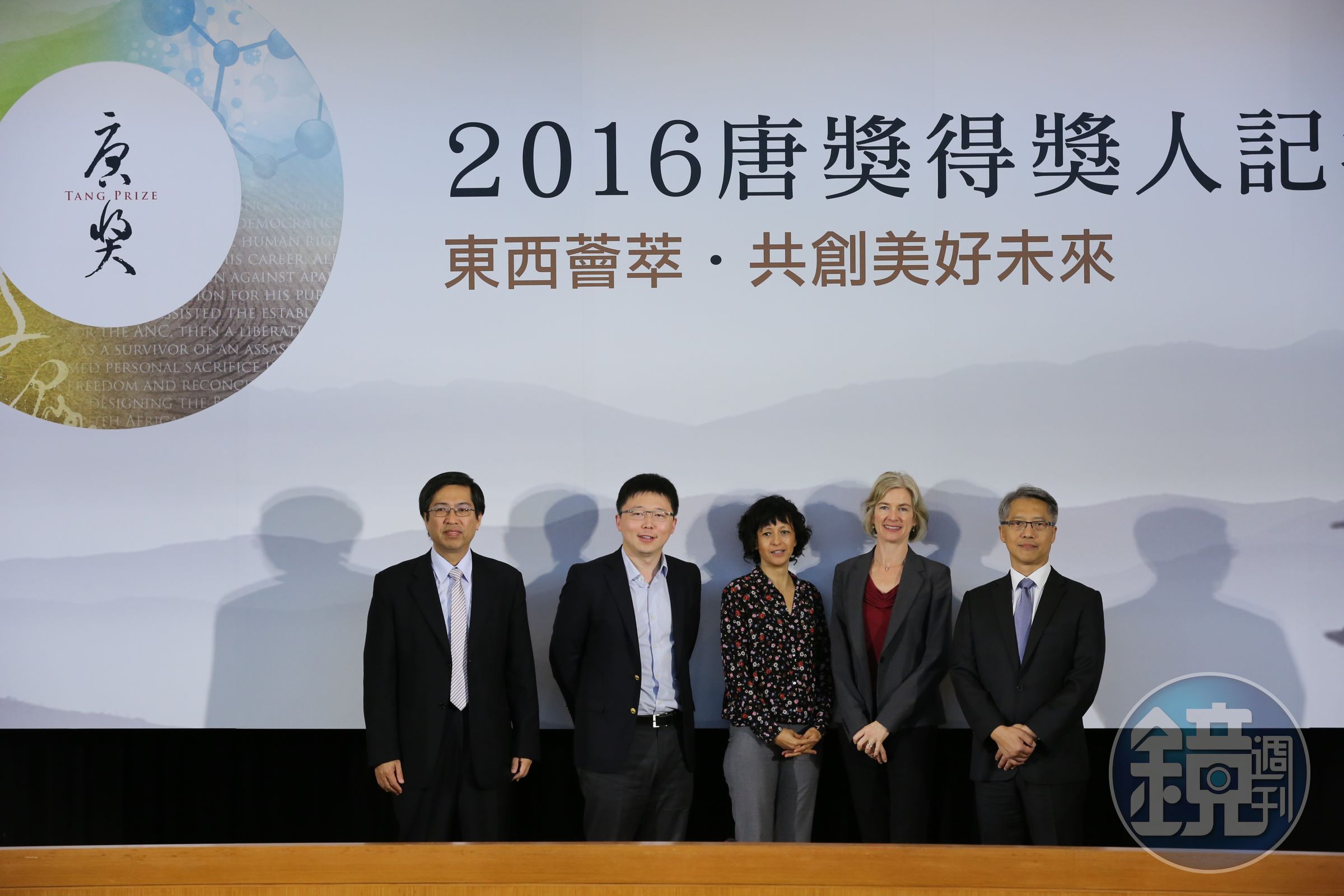 去年唐獎基金會邀請生技醫藥獎的3位得主來台領獎，當時中研院院長廖俊智（右1）還有出席，但其實中研院內部已經醞釀要與尹衍樑的唐獎保持距離。