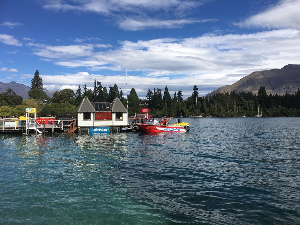 能遊蕩在山與湖之間，是幸福美滿的事（皇后鎮Queenstown）。