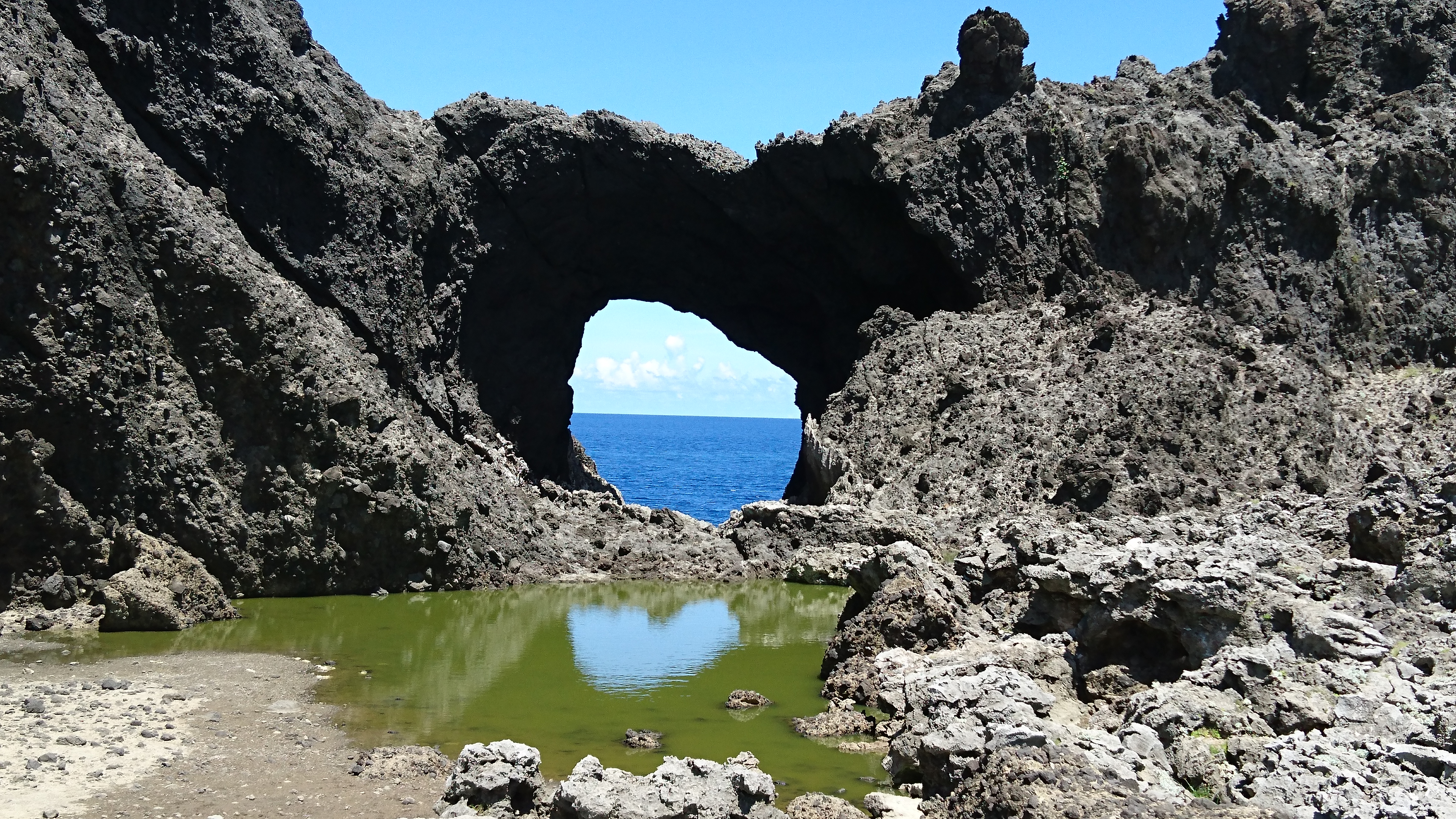 情人洞前形成的心形光影，讓人莞爾。