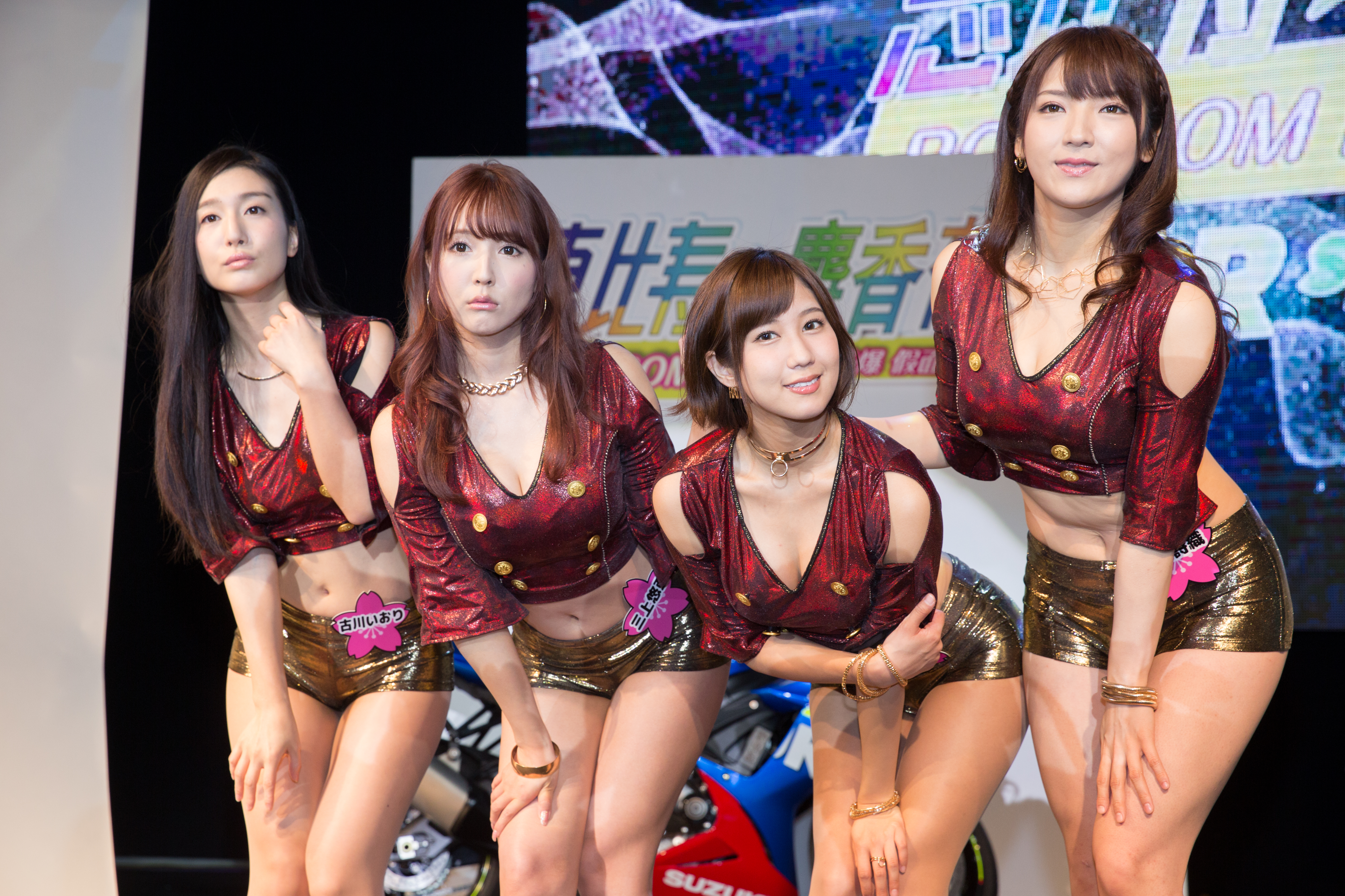 日本人氣AV女優三上悠亞（左二）與「惠比壽★麝香葡萄」成員古川伊織（左起）、湊莉久和神咲詩織為活動提前造勢。