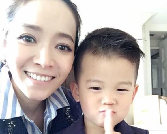 侯佩岑稍早在臉書上以兒子的口吻,宣布自己懷孕消息。