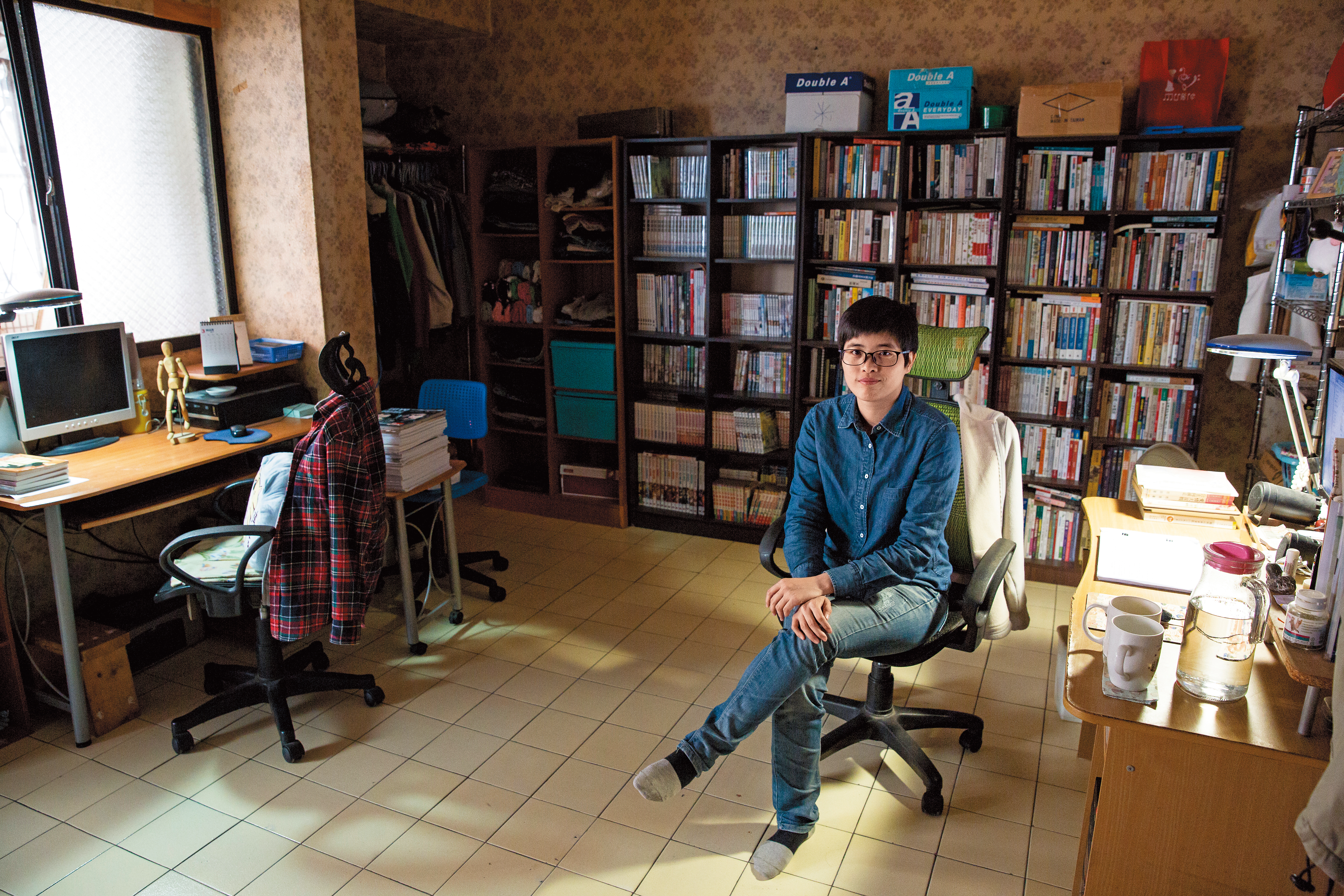 右邊是楊若慈的書桌，從她18歲用到現在，左邊則是楊若暉的書桌。