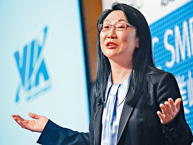 宏達電董事長王雪紅曾經在股東會上送股東一人一支手機,引起轟動。近2年宏達電營運發生虧損,王董事長還是照樣大方送。