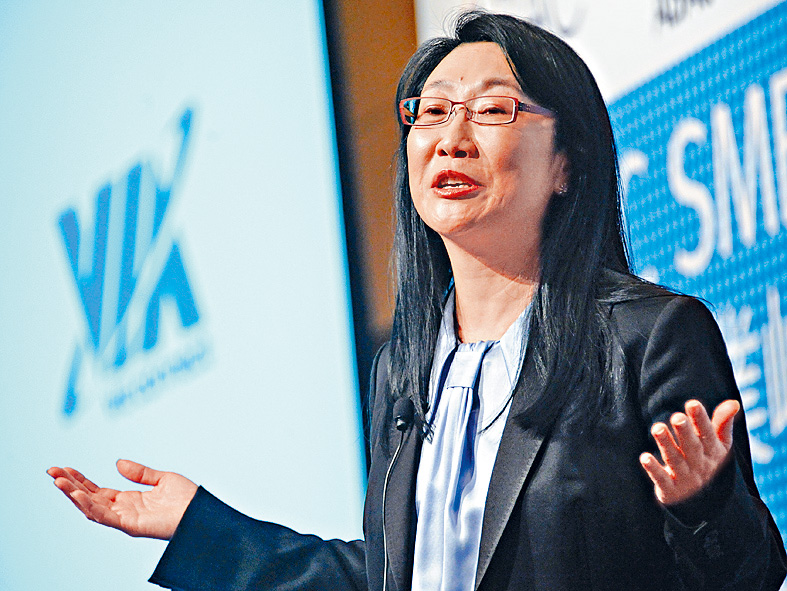 宏達電董事長王雪紅曾經在股東會上送股東一人一支手機，引起轟動。近2年宏達電營運發生虧損，王董事長還是照樣大方送。