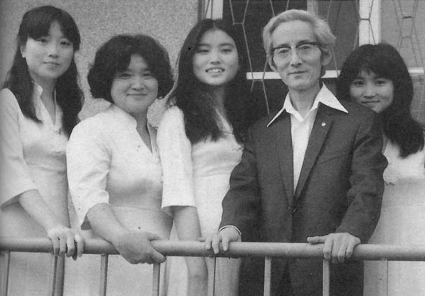 熱愛文學的劉慕沙女士（左二）與作家朱西甯育有3位女兒，朱天文、朱天衣、朱天心都是作家。（翻攝自朱天衣微博）