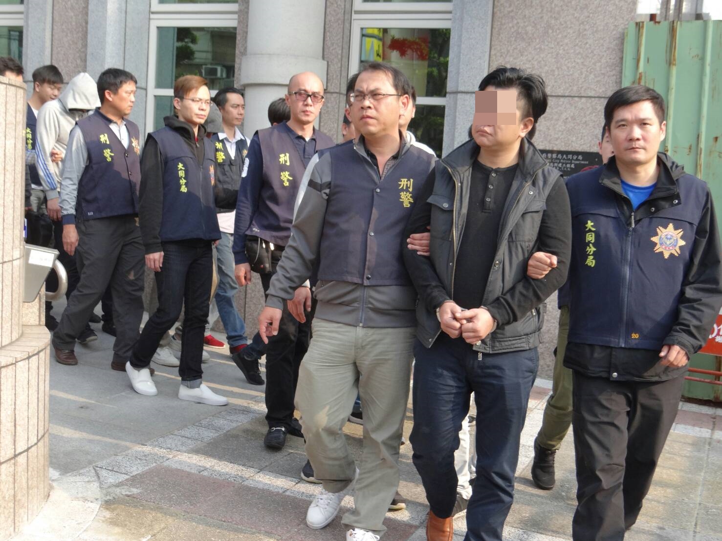 以許嫌（前排中）為首的犯罪集團利用先放款再詐騙的手段，剝被害人三層皮，不法獲利破千萬。