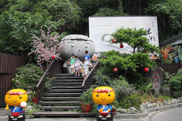 全台最大麻糬代工廠「三叔公食品」飼老鼠咬布袋,被自家公司許姓經理捲走5000萬元,雖經法院判賠,卻求償無門。(翻攝自三叔公食品官網)