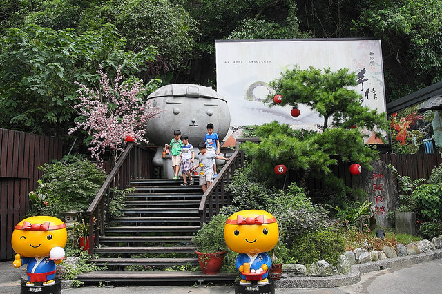 全台最大麻糬代工廠「三叔公食品」飼老鼠咬布袋，被自家公司許姓經理捲走5000萬元，雖經法院判賠，卻求償無門。（翻攝自三叔公食品官網）