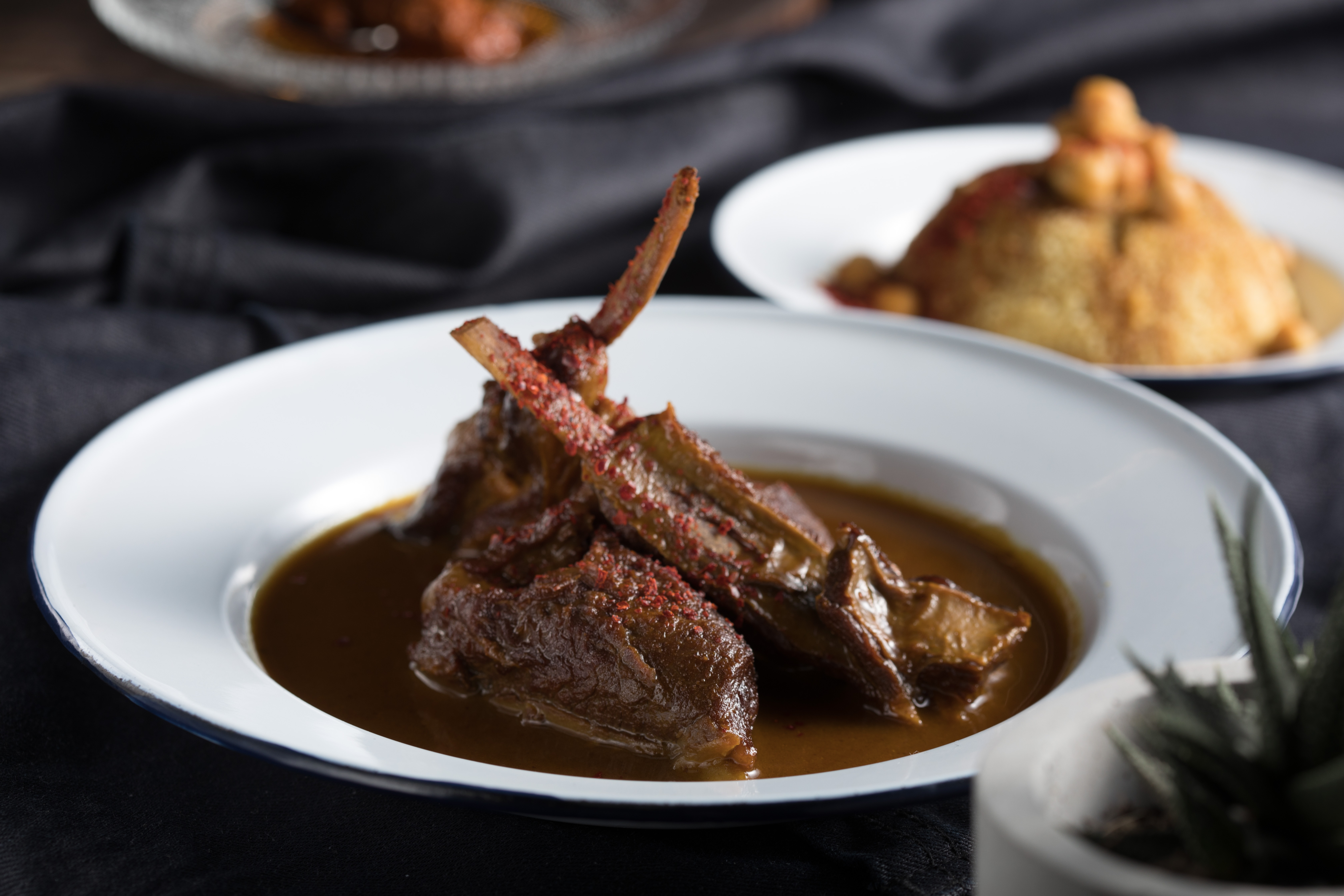 「燉羊肉」是來自北非的傳統料理，淋上庫斯庫斯一起吃特別對味。